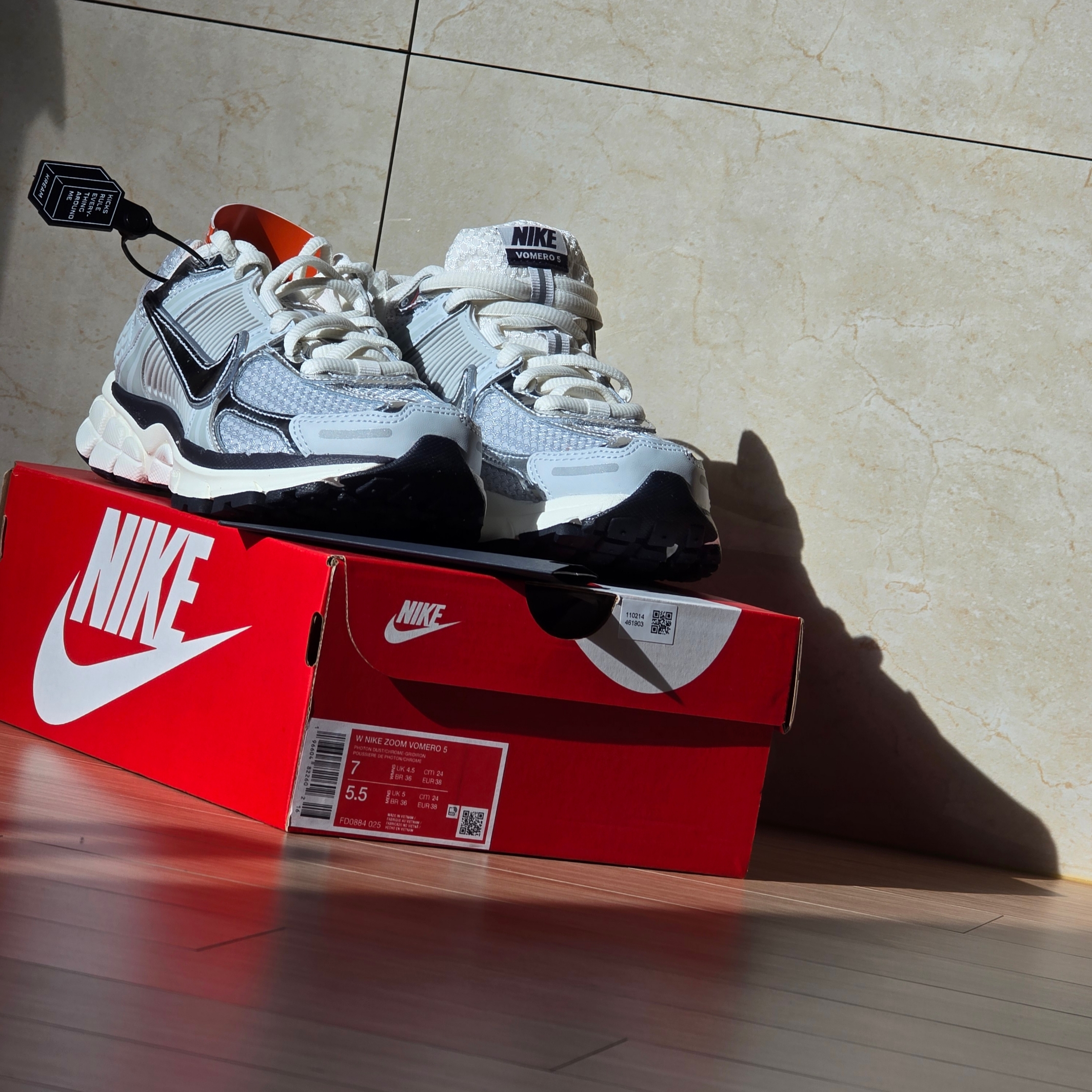 (W) Nike Zoom Vomero 5 Photon Dust and Metallic Silver 착용 스타일