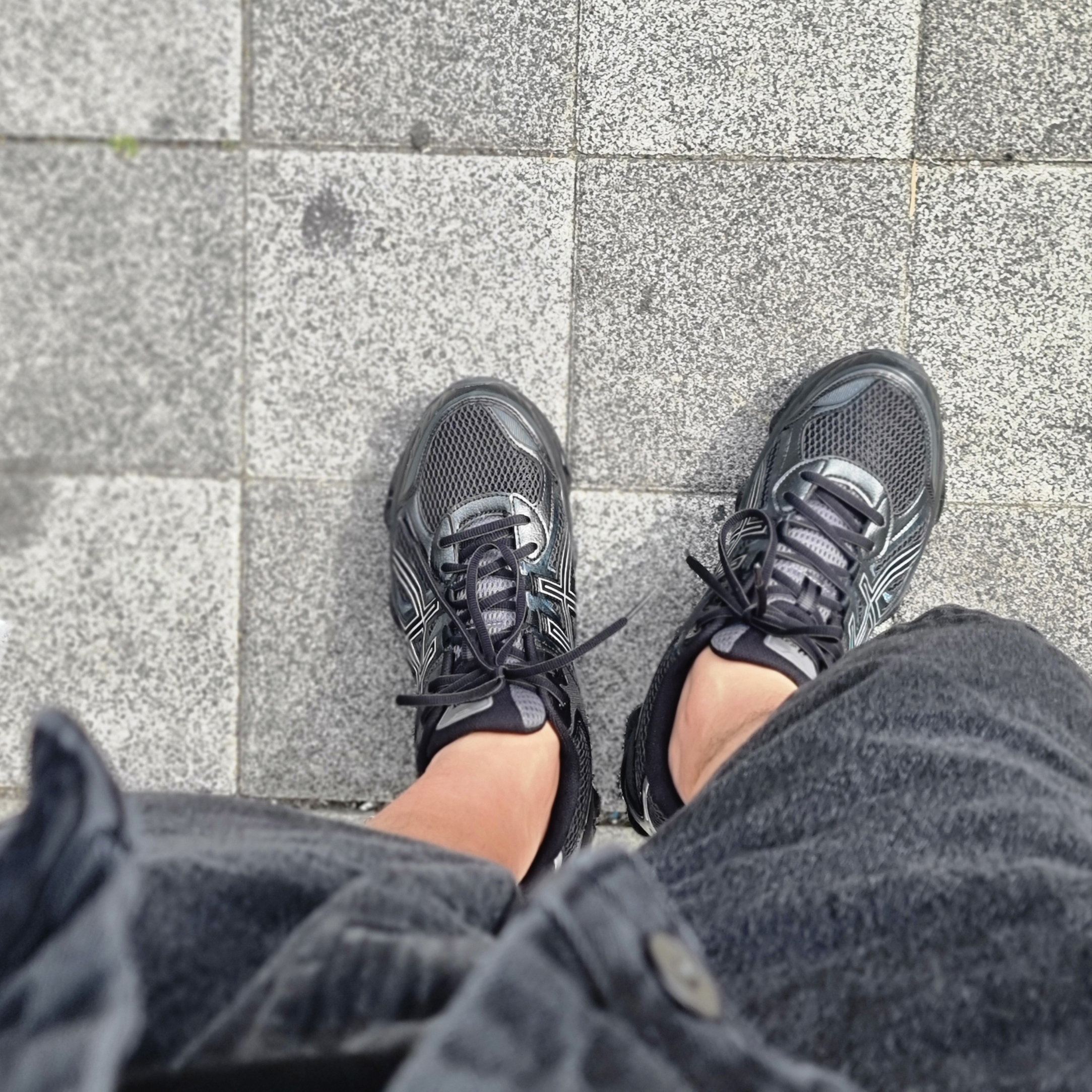 Asics Gel-Quantum Kinetic Graphite Grey Black 착용 스타일