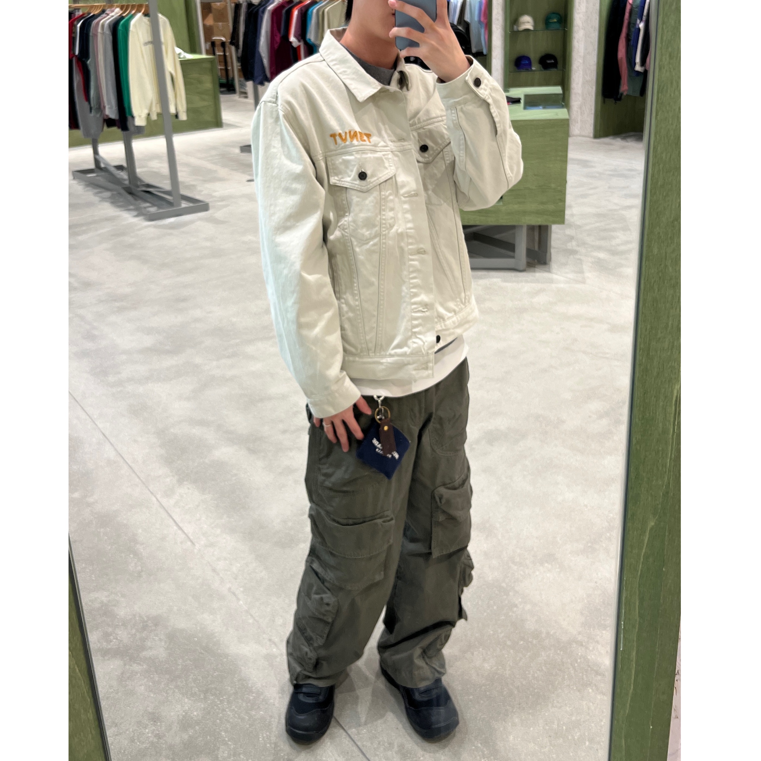 Thisisneverthat TSNVT Trucker Jacket Off White, Human Made Card Case Navy 착용 스타일