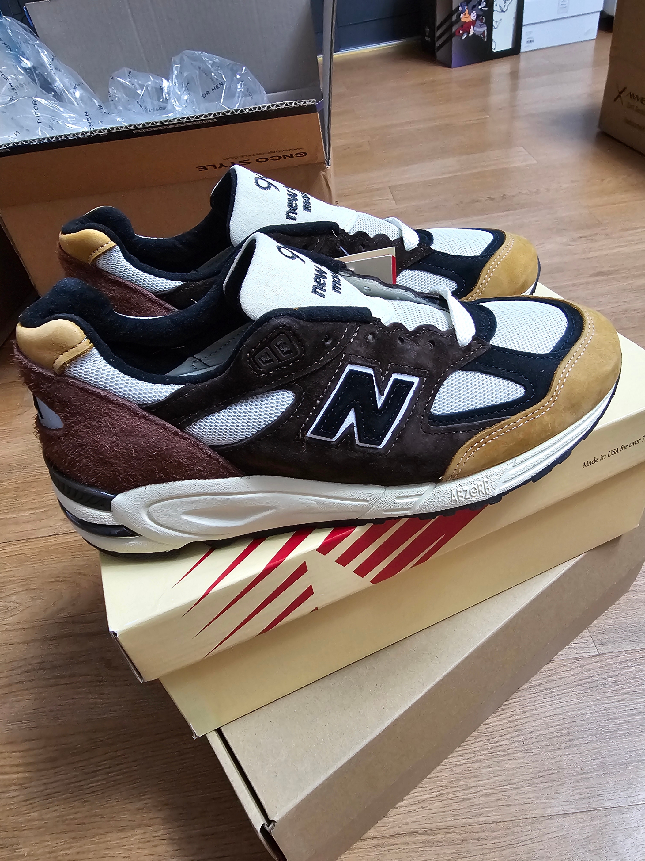New Balance 990v2 Made in USA Brown Beige 착용 스타일 - 1