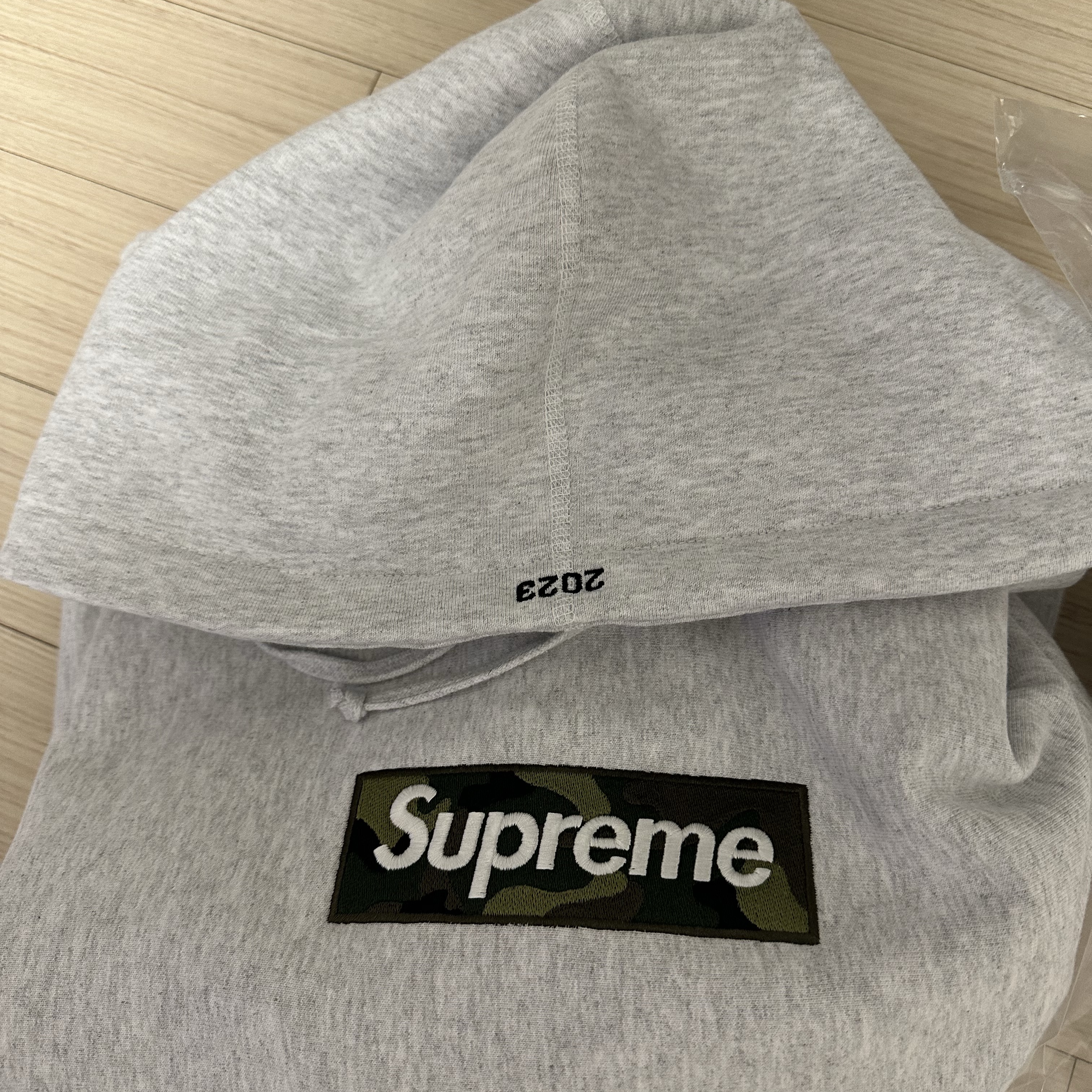 Supreme Box Logo Hooded Sweatshirt Ash Grey - 23FW, (W) Nike Zoom Vomero 5 Photon Dust and Metallic Silver 착용 스타일 - 2