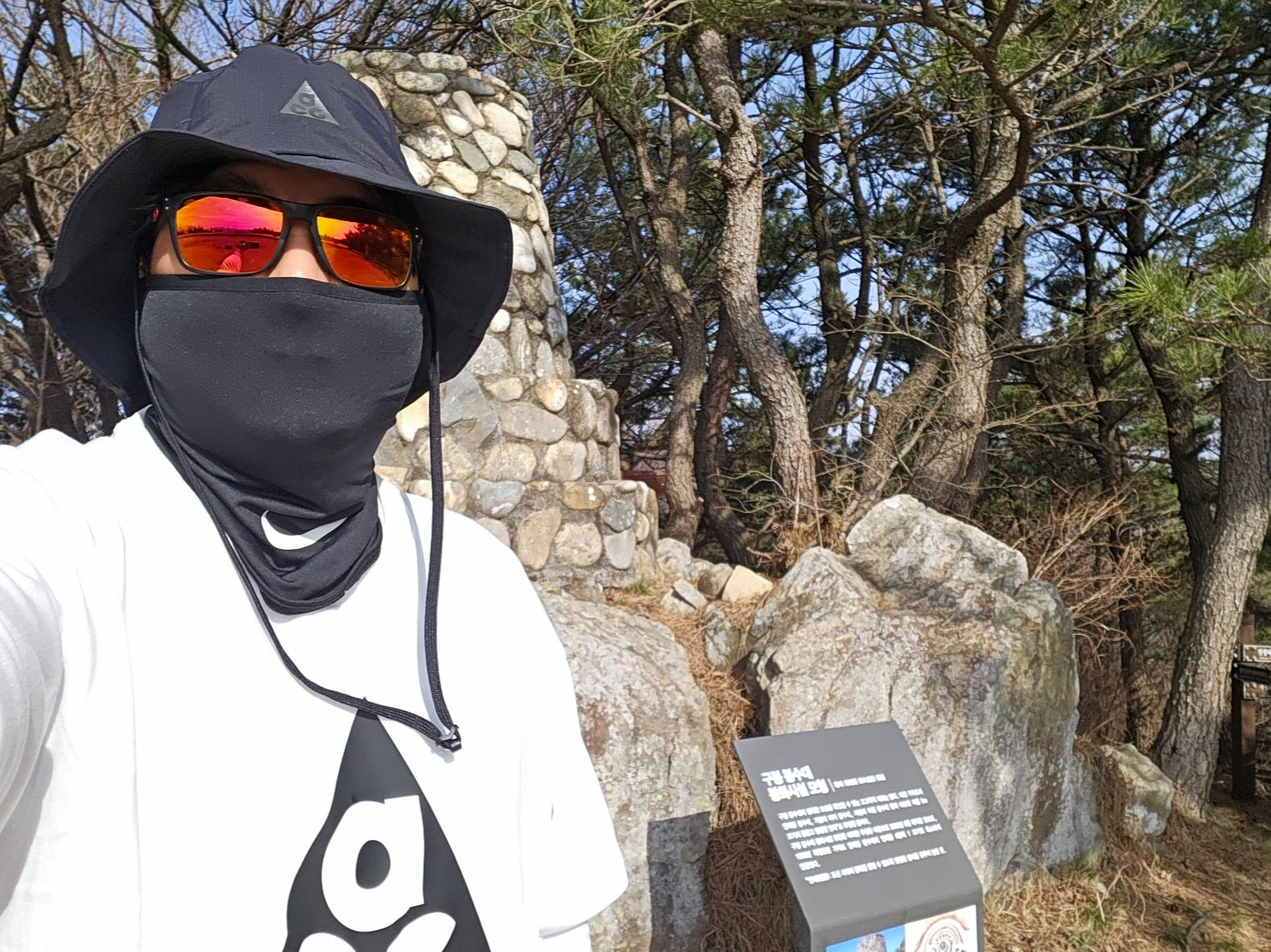Oakley Holbrook XL Matte Black Frame Prizm Ruby Lenses High Bridge Fit, Nike NRG ACG Storm-Fit Bucket Hat Black 착용 스타일 - 3