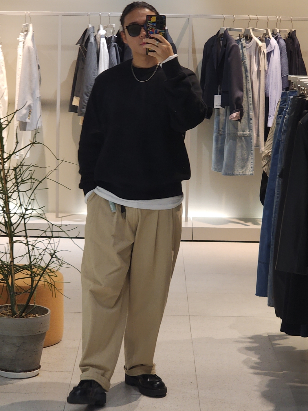 Stussy Laguna Icon Sweater Black, Prada Opaque Brushed Leather Lace-Up Shoes Black 착용 스타일 - 3