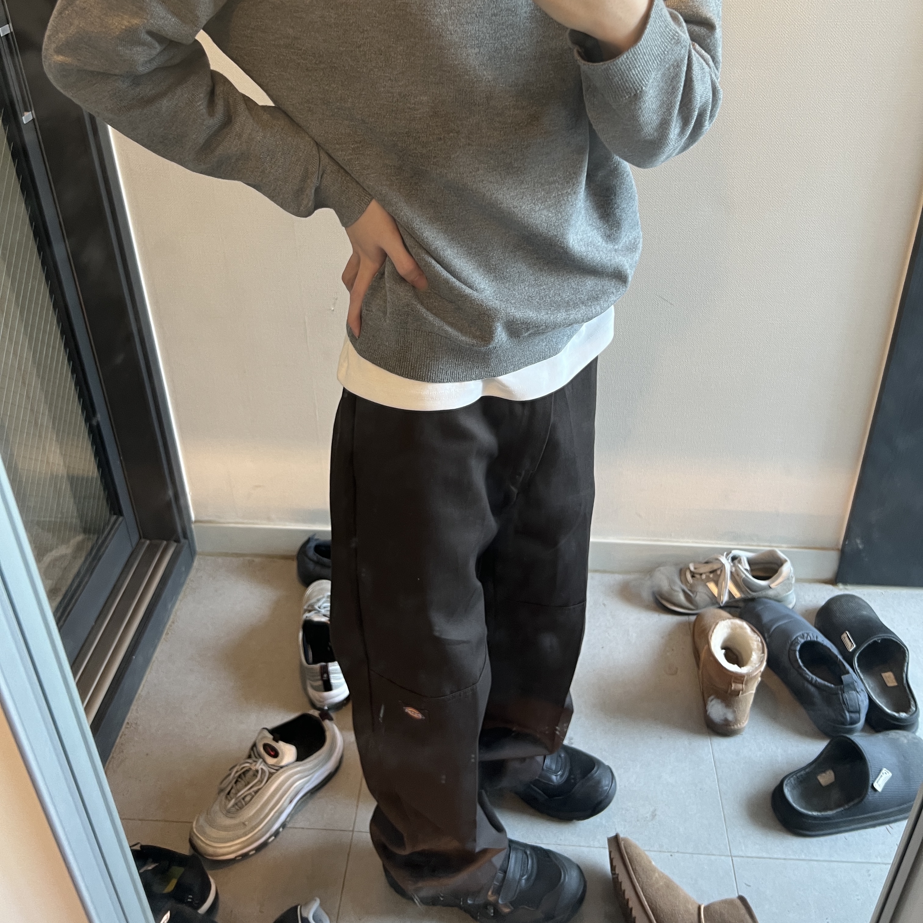 Dickies Loose Fit Double Knee Work Pants Dark Brown, Asics Winjob CP215 Black 착용 스타일