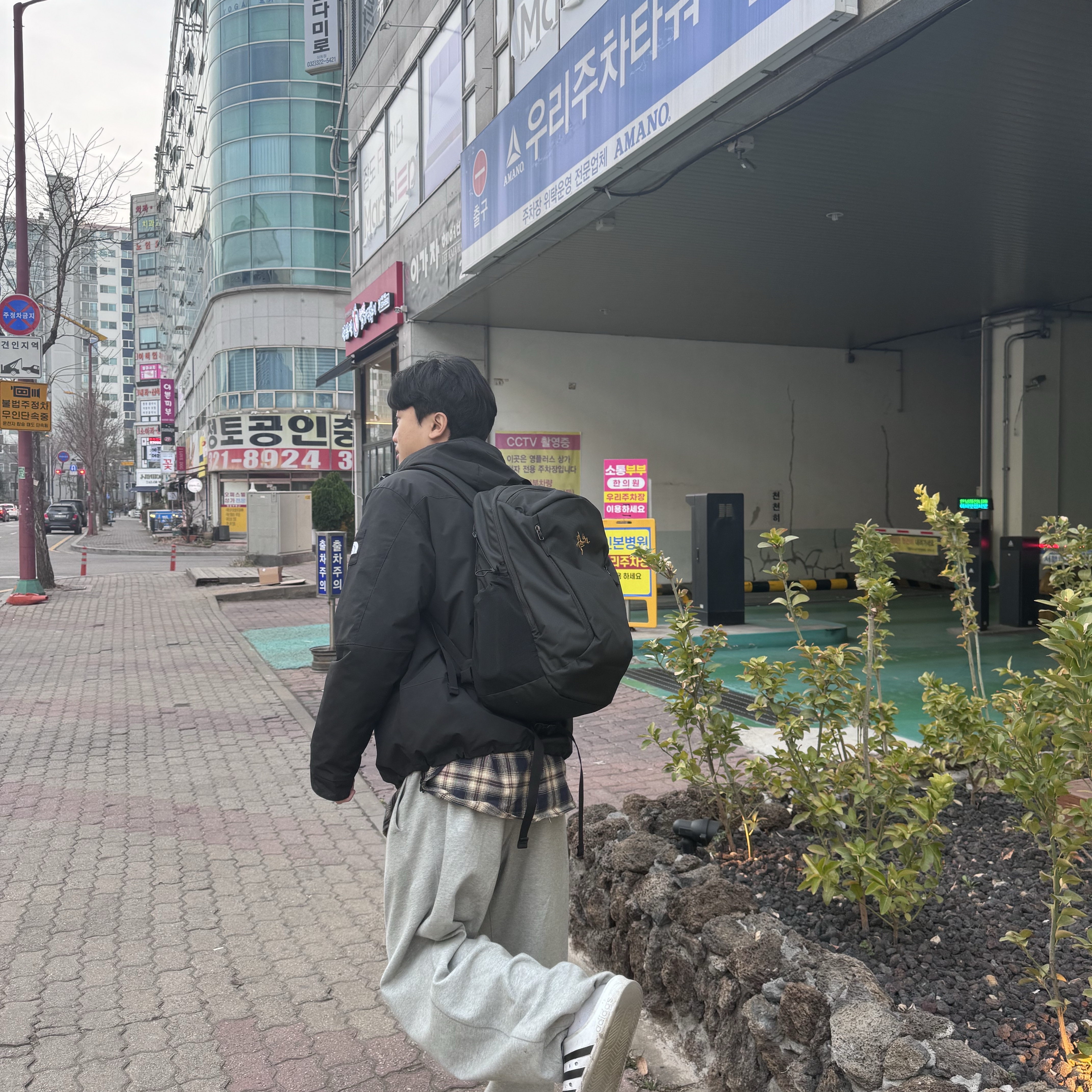Arc'teryx Mantis 26 Backpack Black 착용 스타일 - 2