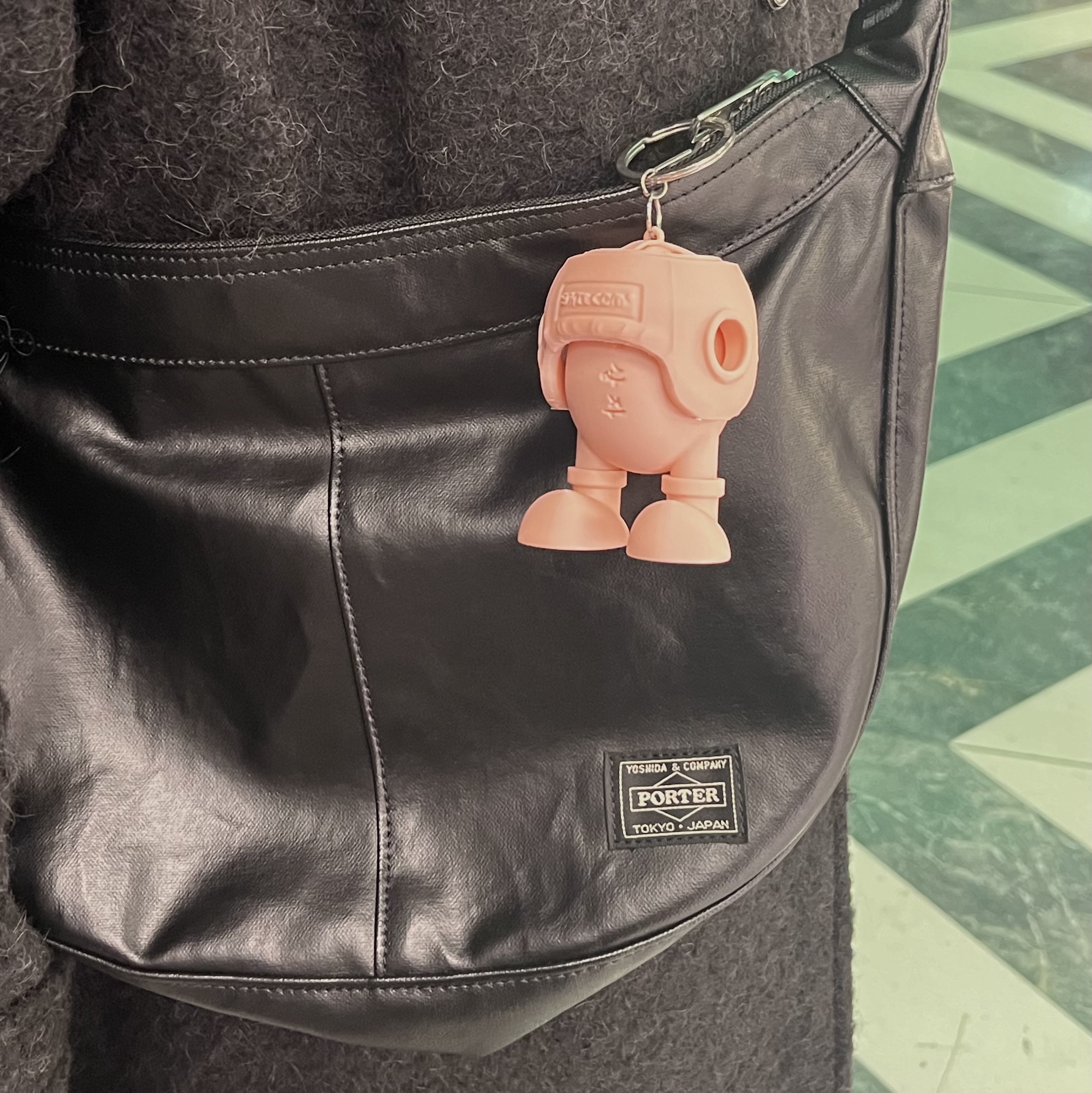Porter Free Style Shoulder Bag Black 착용 스타일
