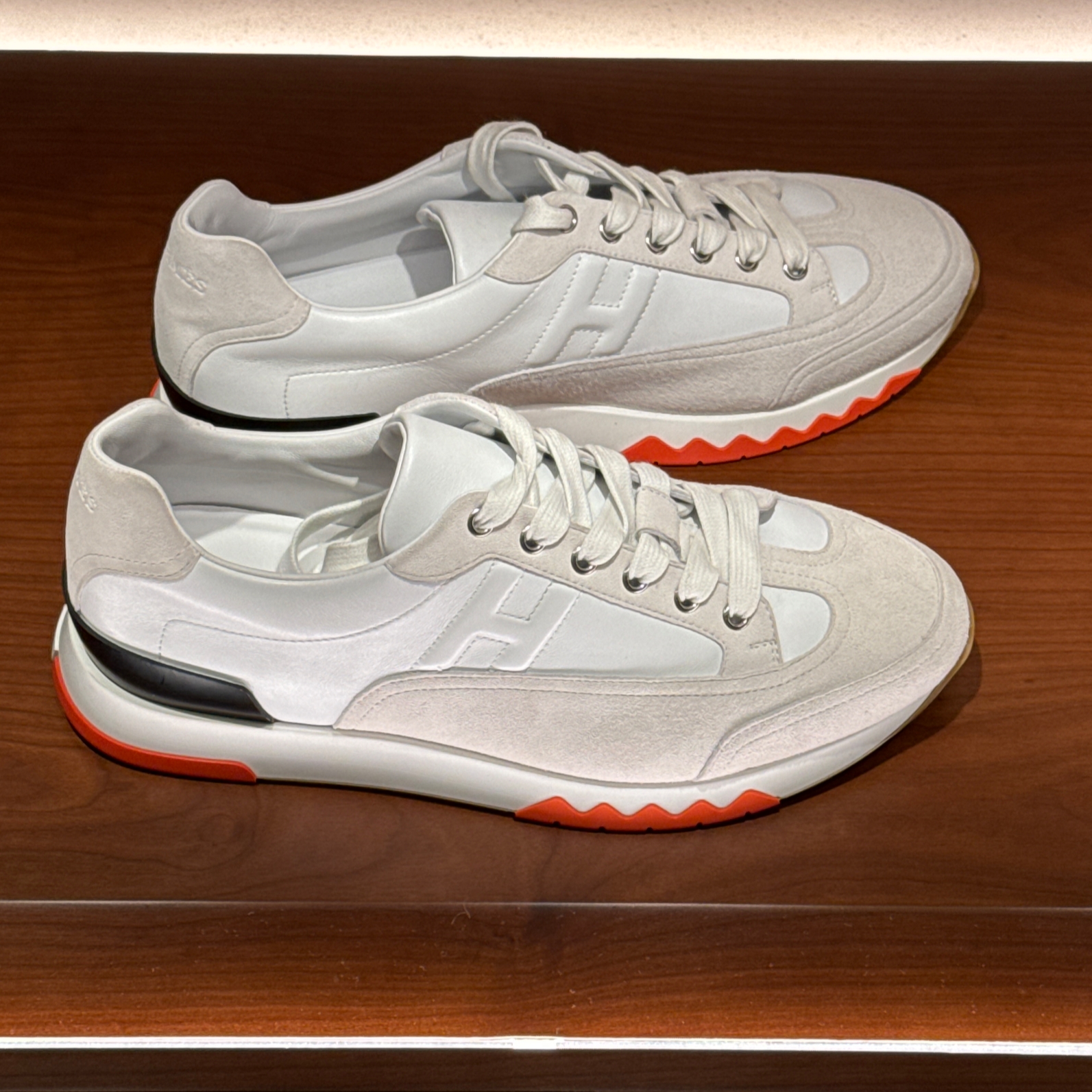Hermes Trail Sneakers Calfskin Suede Goatskin & Blanc Noir 착용 스타일