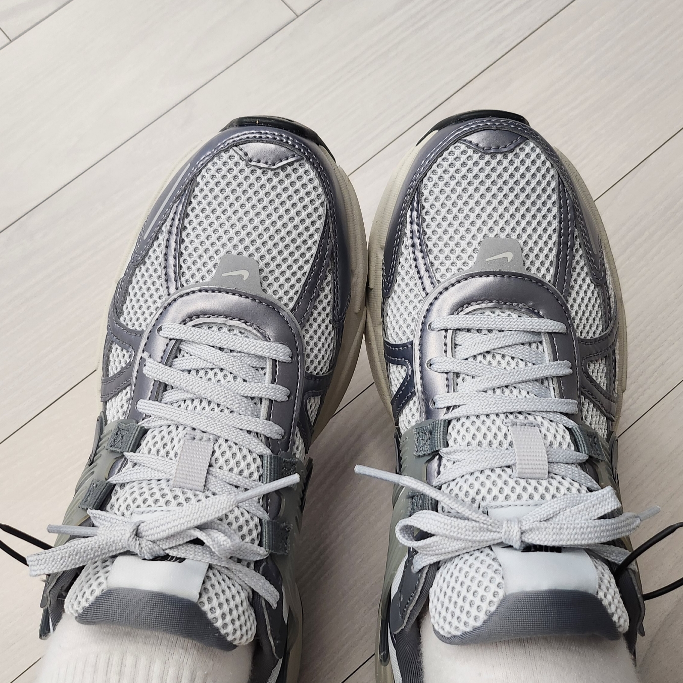 Nike V2K Run Pure Platinum Wolf Grey 착용 스타일 - 1