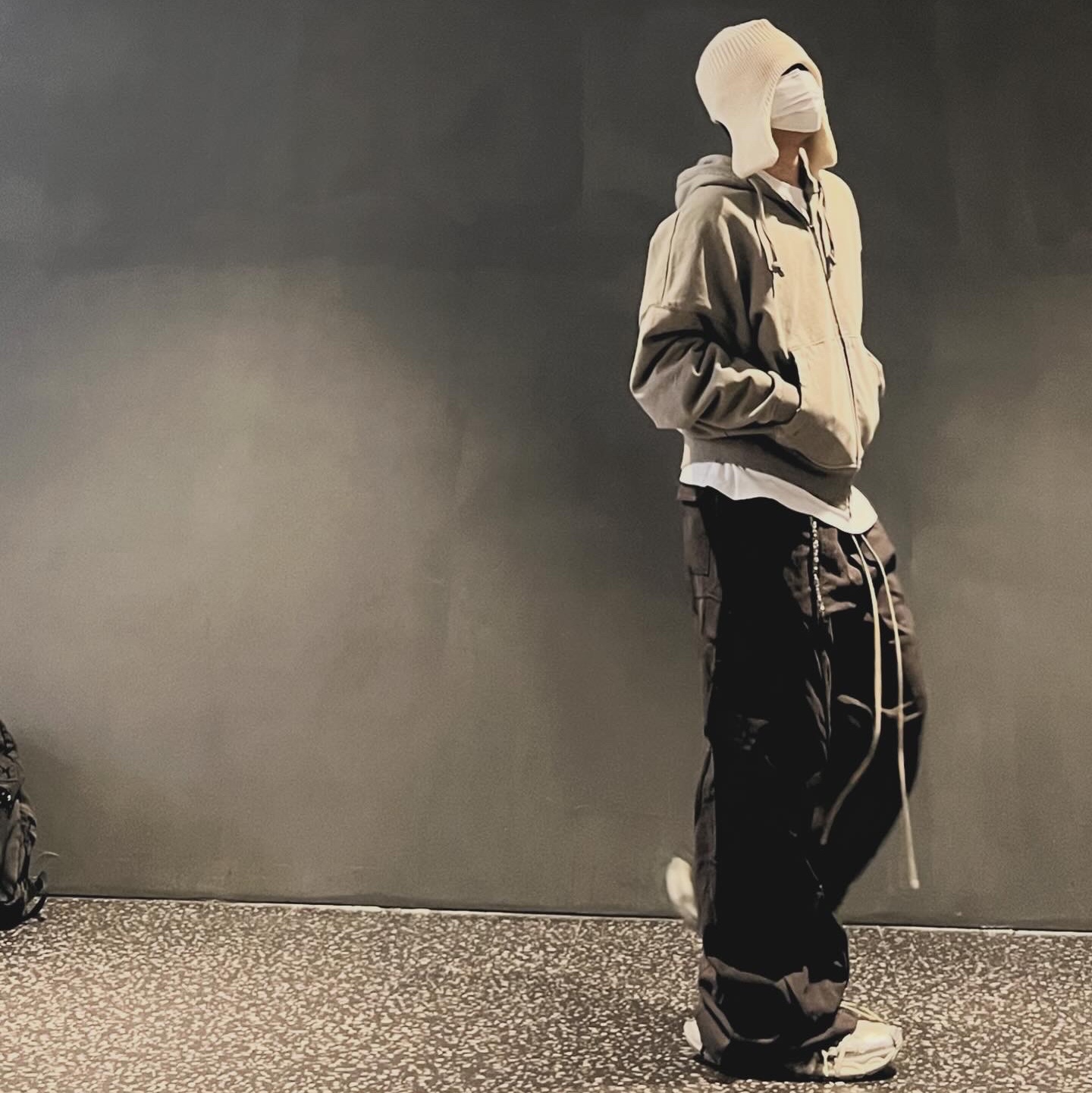 Balenciaga 3XL Sneakers Light Beige, [KREAM 단독] STU Ear Flap Beenie Cream 착용 스타일 - 2
