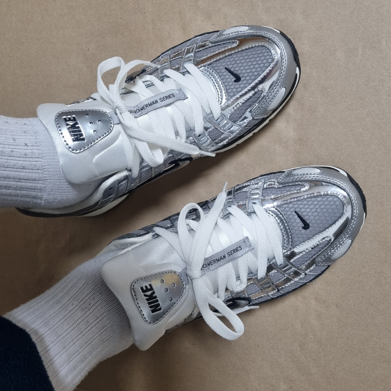 Nike P-6000 Metallic Silver 착용 스타일
