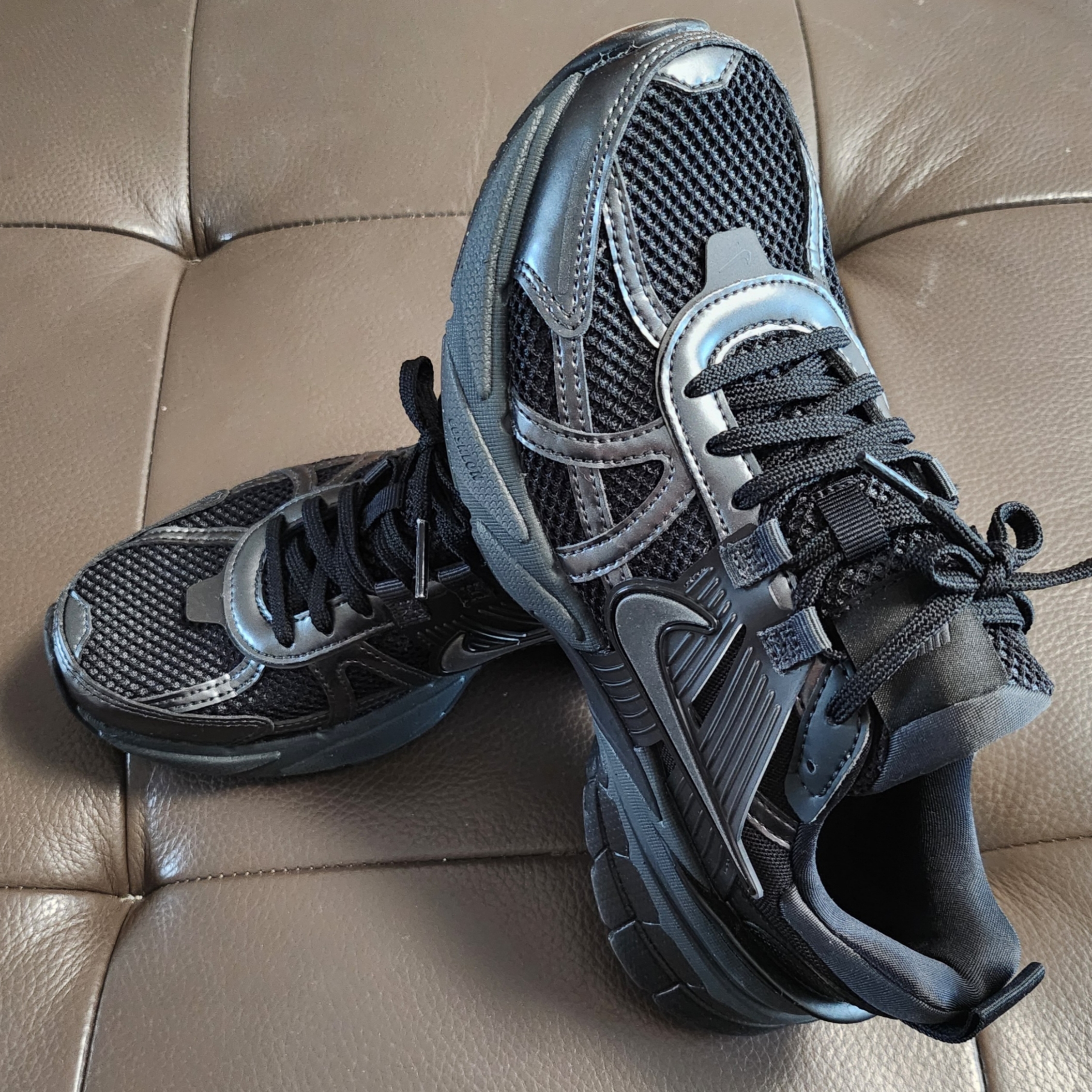 Nike V2K Run Black Anthracite 착용 스타일 - 3