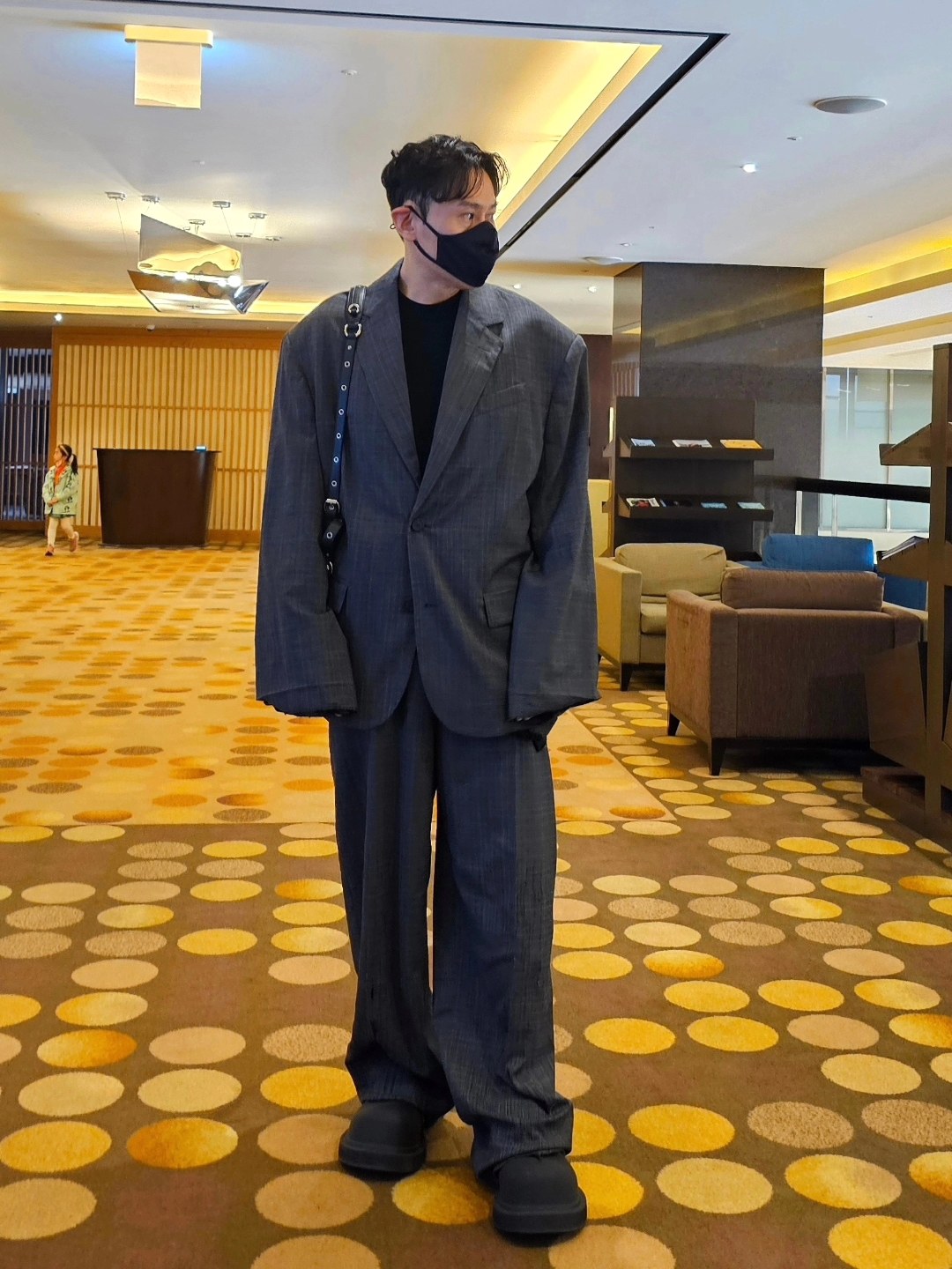 Balenciaga Skater Tailored Blazer Grey, (W) Balenciaga Shredded Tailored Pants Grey 착용 스타일 - 1