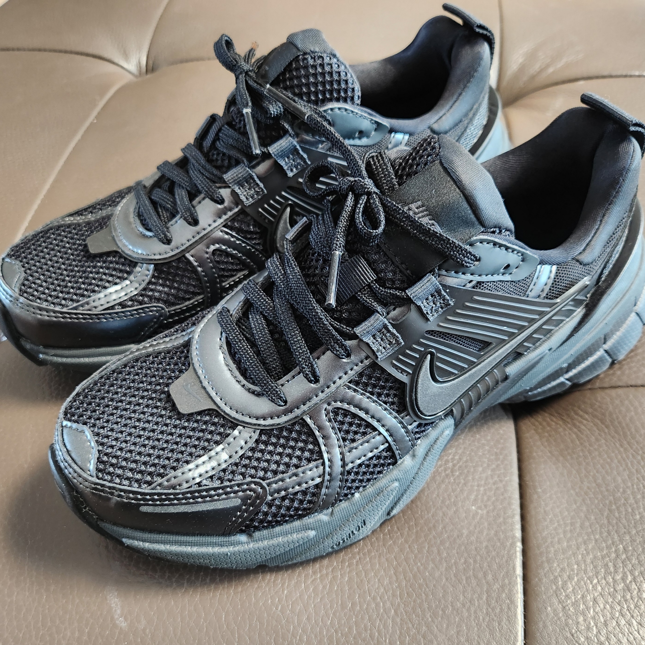 Nike V2K Run Black Anthracite 착용 스타일 - 1