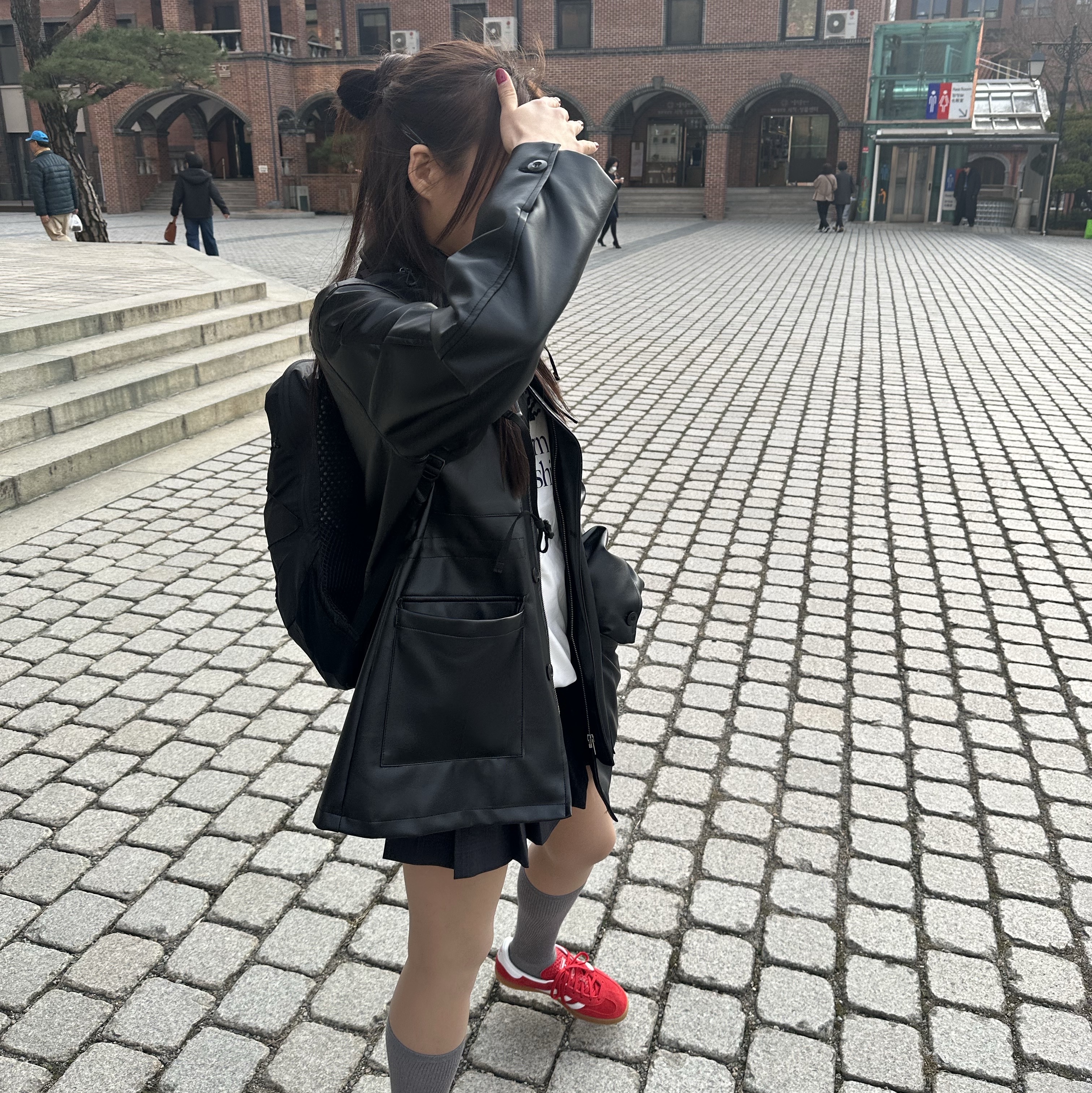 Salomon XT 10 Rucksack Black (New Ver.), Adidas Gazelle Indoor Scarlet 착용 스타일 - 4