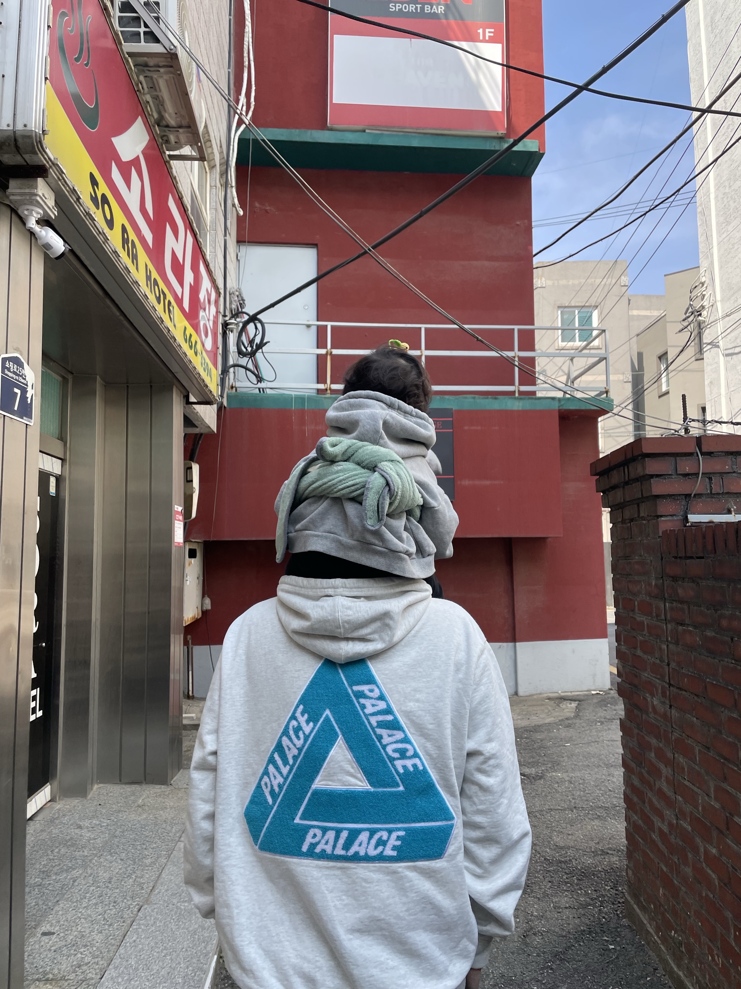 Nike ACG Utility Vest Black Summit White - US/EU, Jordan 1 Retro Low OG Black Cement 착용 스타일 - 3