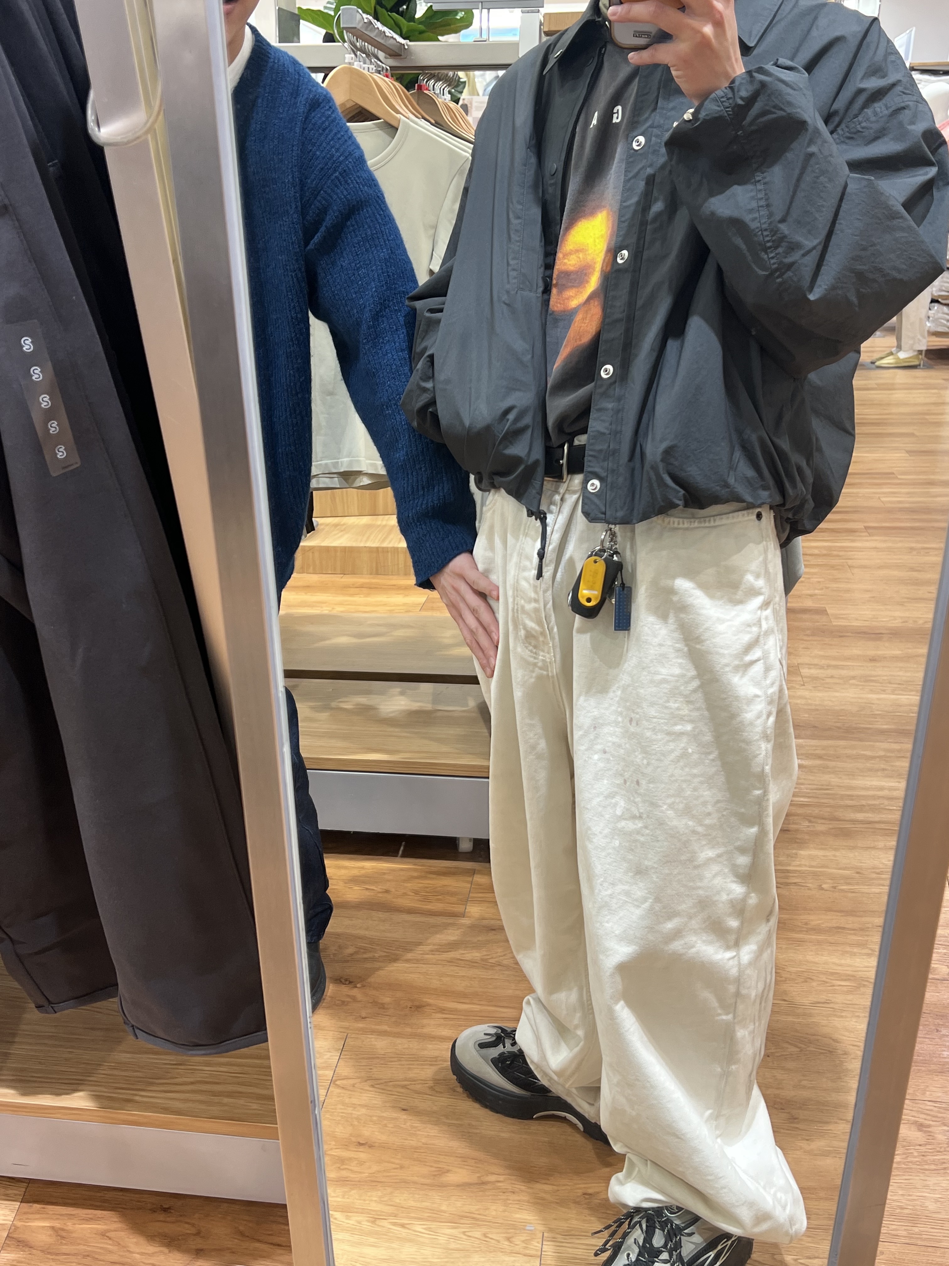 Balenciaga Large Baggy Jeans Cream, Louis Vuitton LV Discovery Lace Up Taupe Brown 착용 스타일 - 2