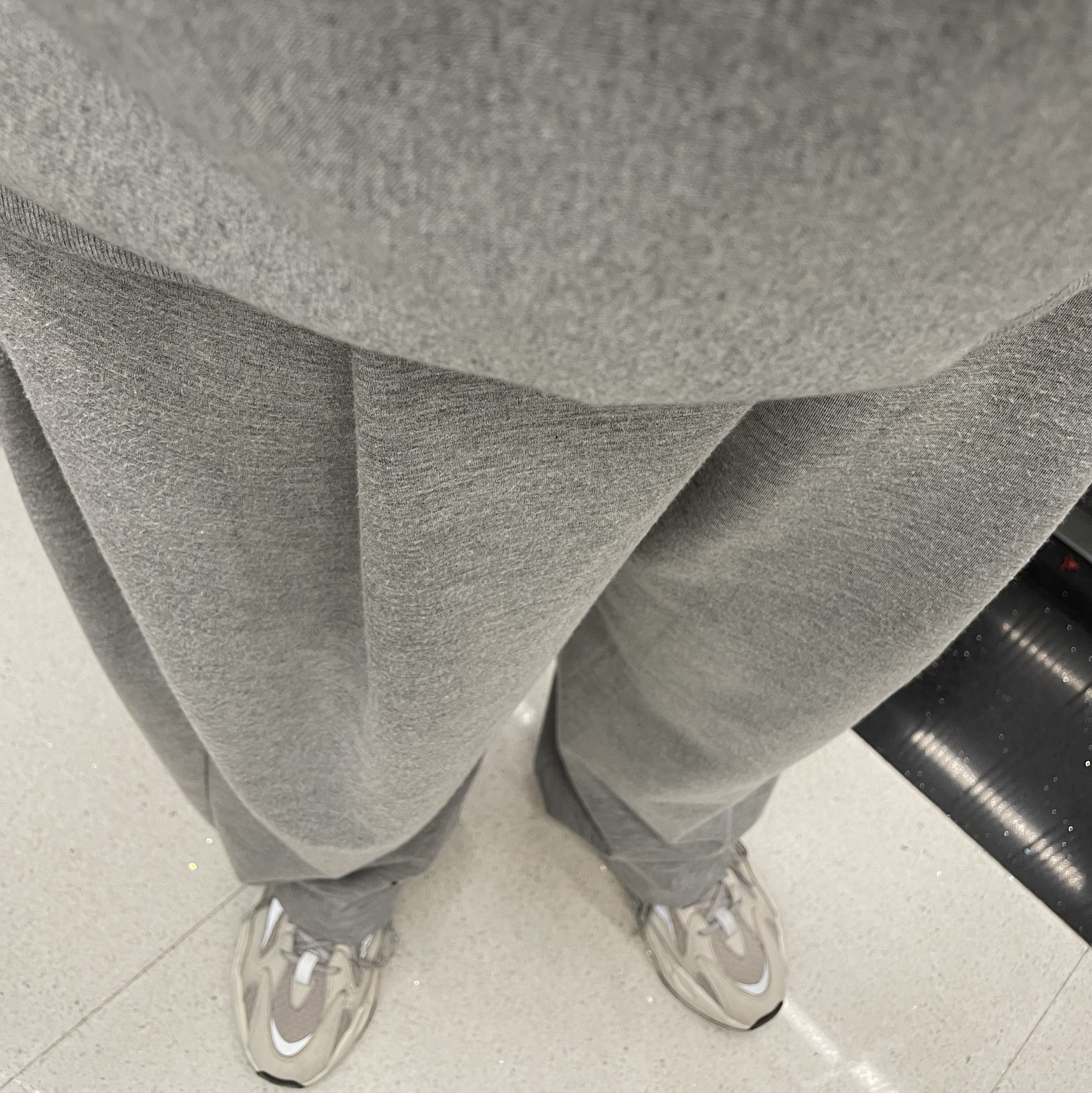 Adidas Yeezy Boost 700 V2 Static 2018 착용 스타일 - 2
