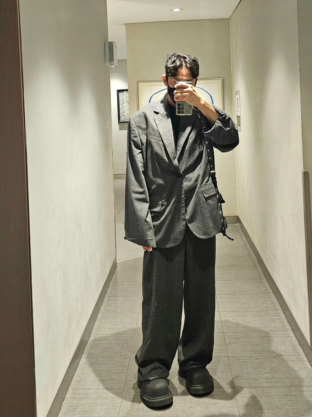 Balenciaga Skater Tailored Blazer Grey, (W) Balenciaga Shredded Tailored Pants Grey 착용 스타일 - 3