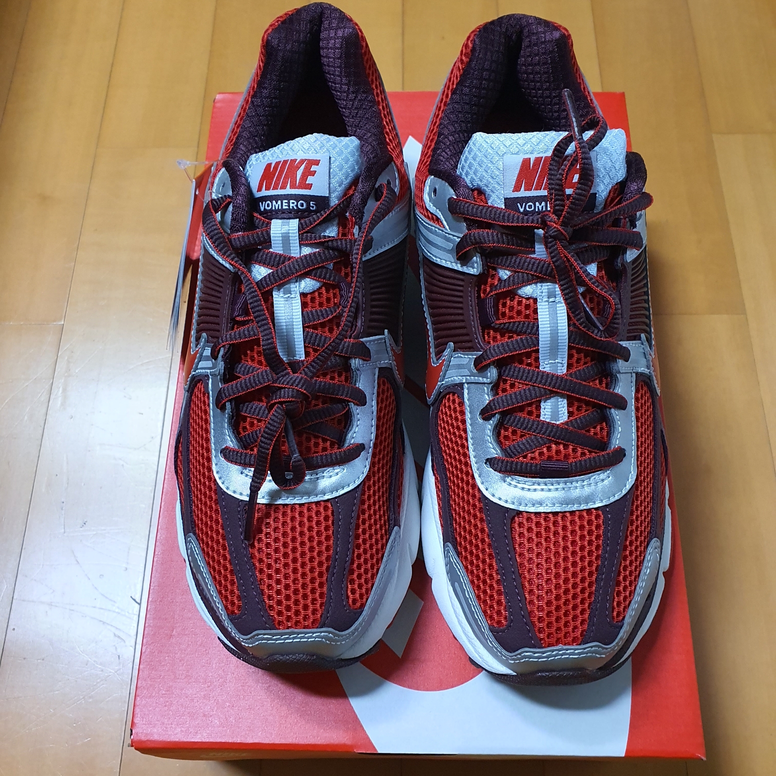 (W) Nike Zoom Vomero 5 Mystic Red and Platinum 착용 스타일