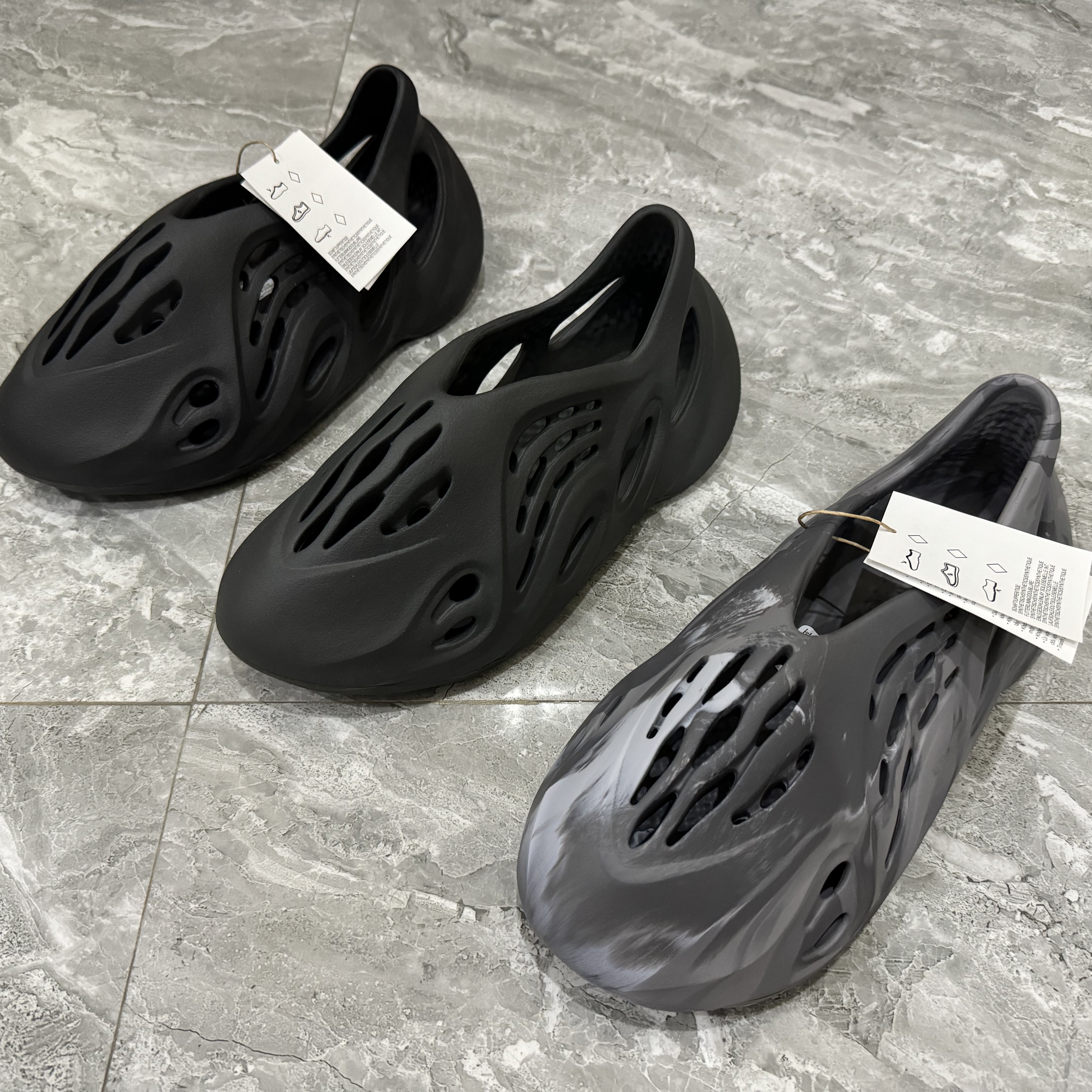 Adidas Yeezy Foam RNNR MX Granite, Adidas Yeezy Foam RNNR Onyx 착용 스타일 - 1