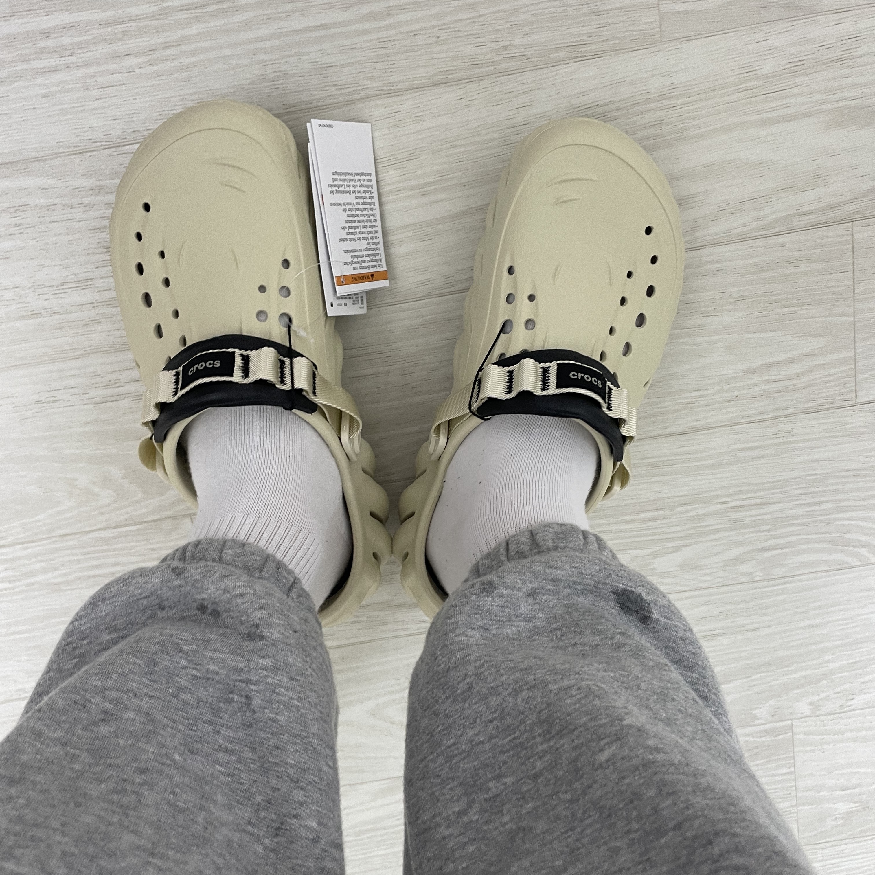 Crocs Echo Clog Bone Black 착용 스타일 - 2