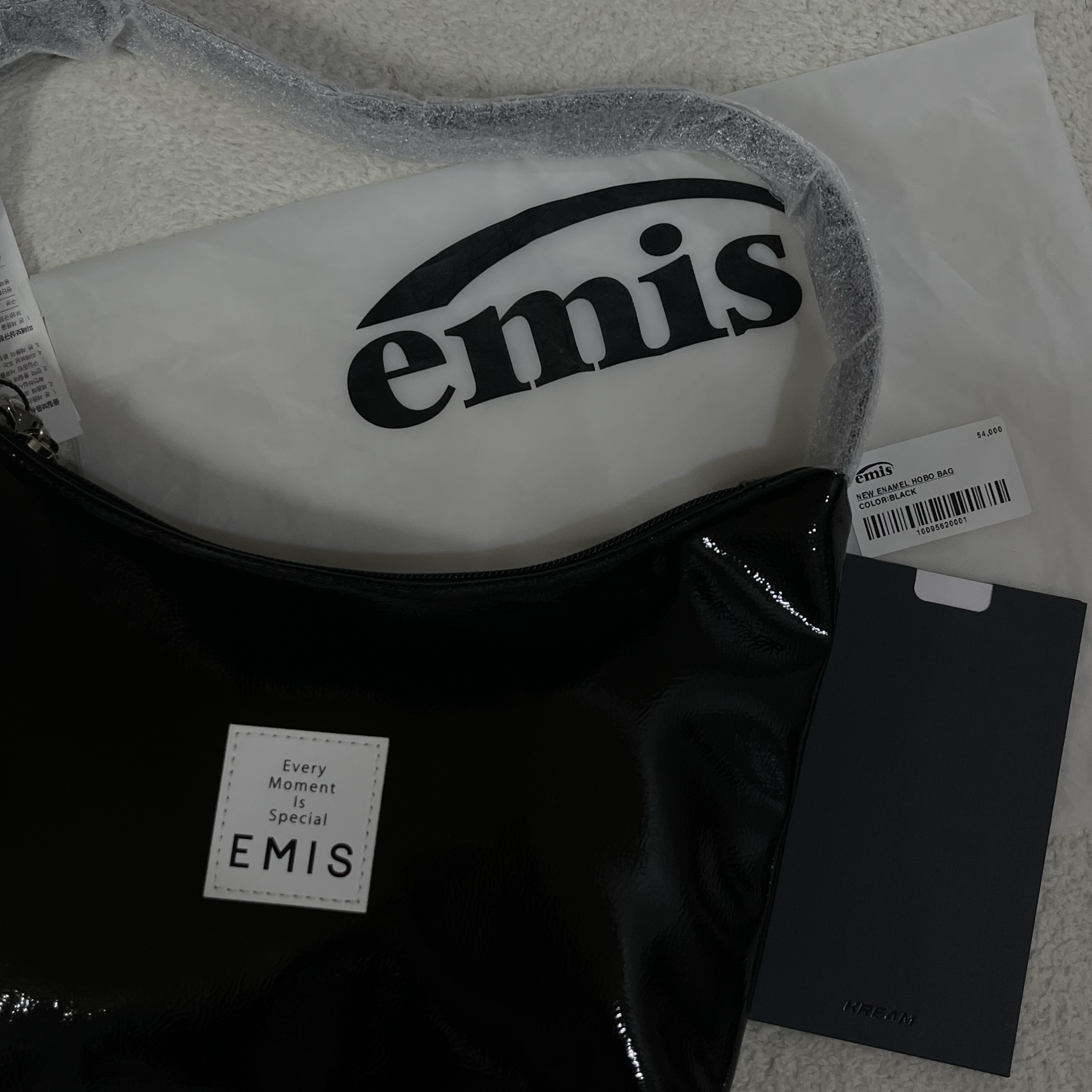 Emis New Enamel Hobo Bag Black 착용 스타일