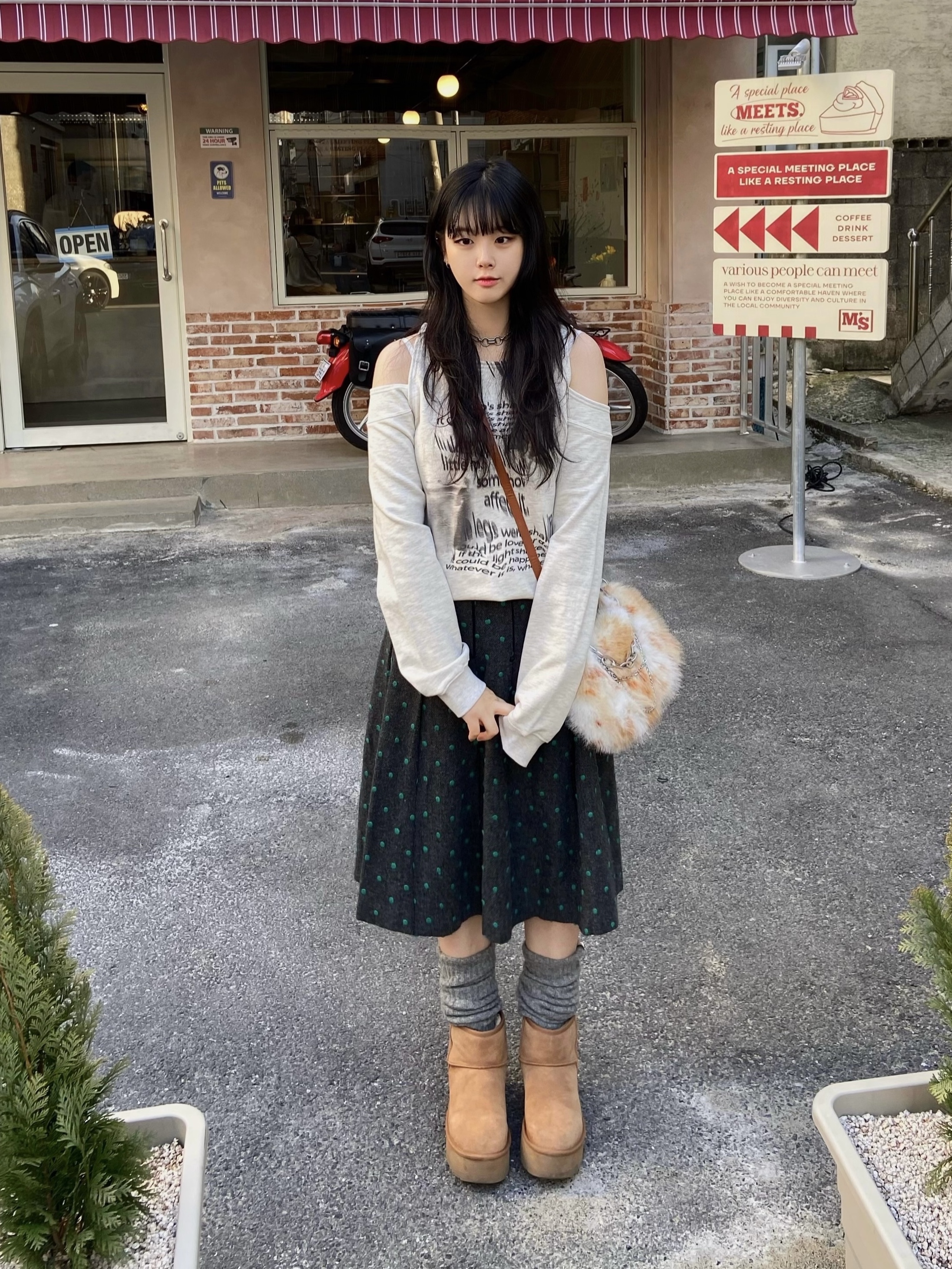 (W) UGG Classic Mini Platform Boots Chestnut 착용 스타일 - 3