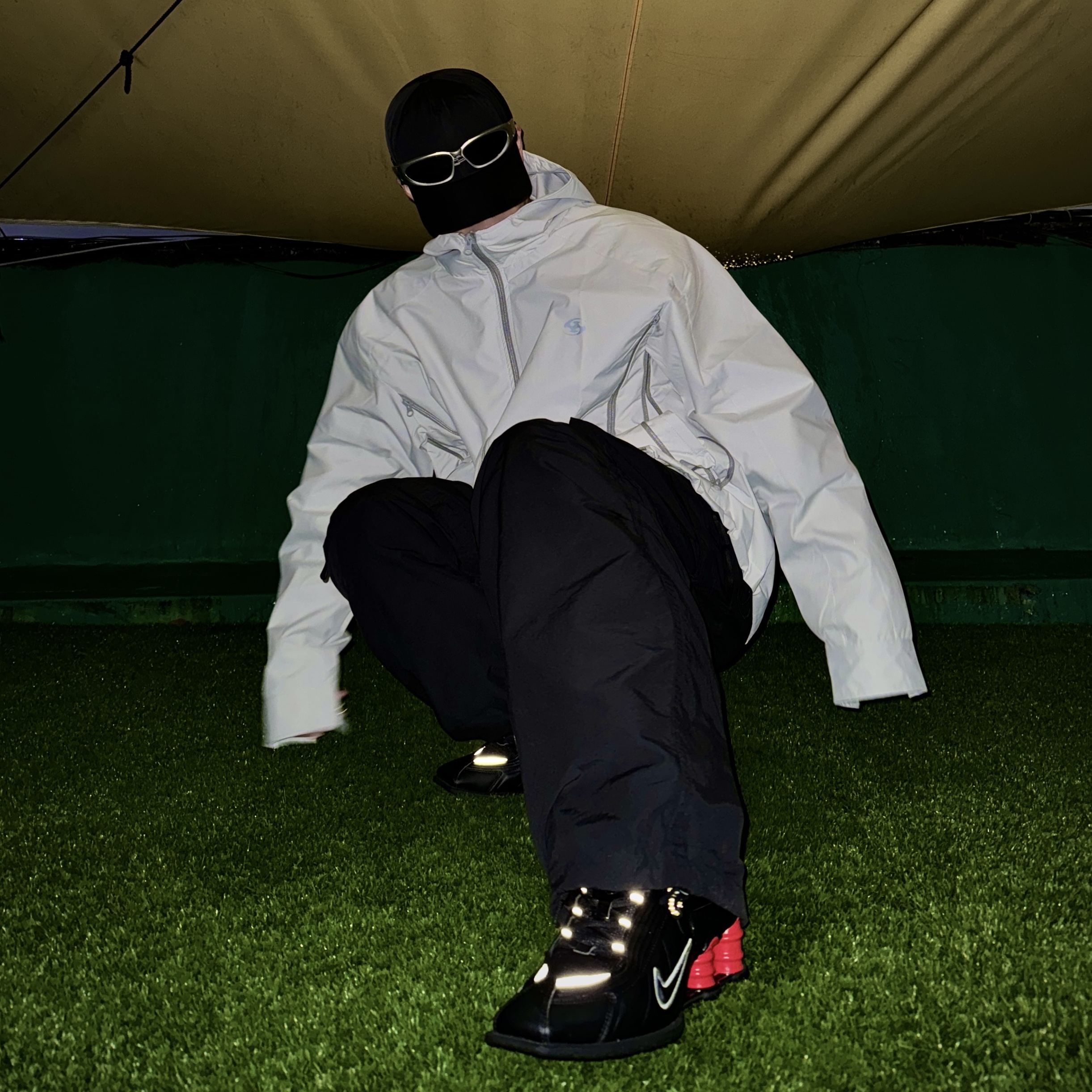 Sansan Gear Zipper Jacket Off White - 23SS, Nike x Martine Rose Shox MR4 Black 착용 스타일 - 2