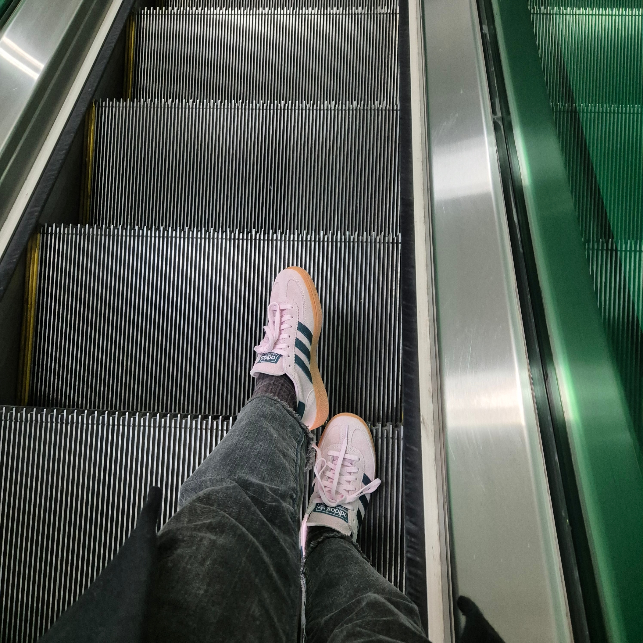 (W) Adidas Spezial Handball Clear Pink 착용 스타일 - 1
