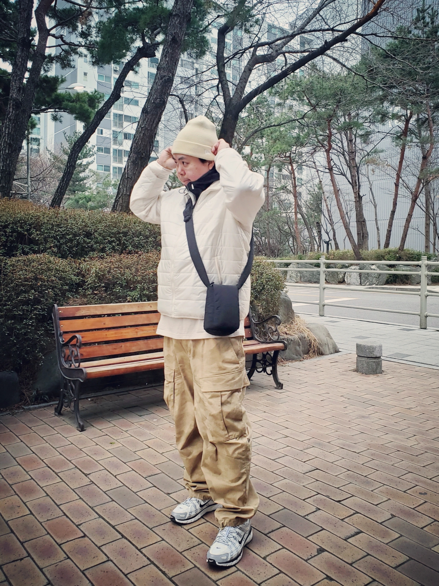 (W) Nike P-6000 Coconut Milk Metallic Silver 착용 스타일 - 1