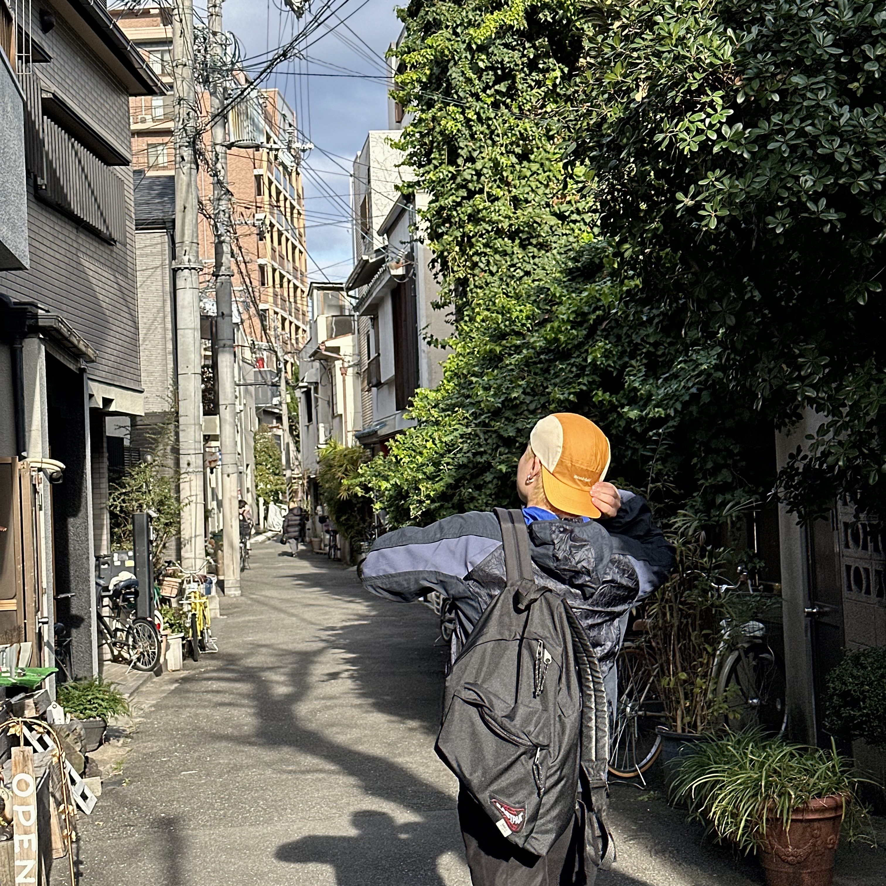 MM6 Maison Margiela x Eastpak Dripping Pak'r Backpack Black, Asics x Kiko Kostadinov Gel-Sokat 2 Carrier Grey 착용 스타일 - 3