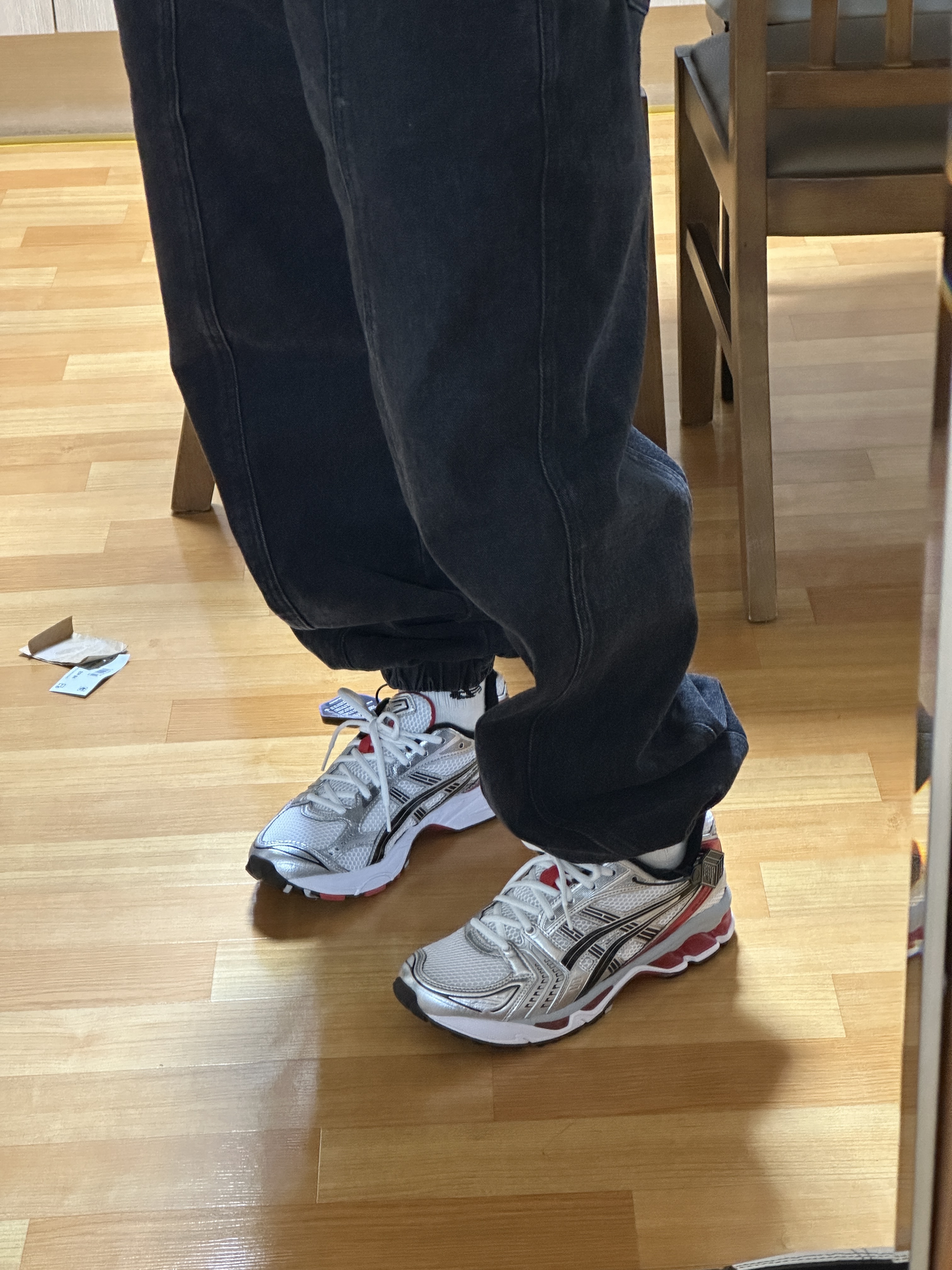 Asics Gel-Kayano 14 White Classic Red 착용 스타일 - 2