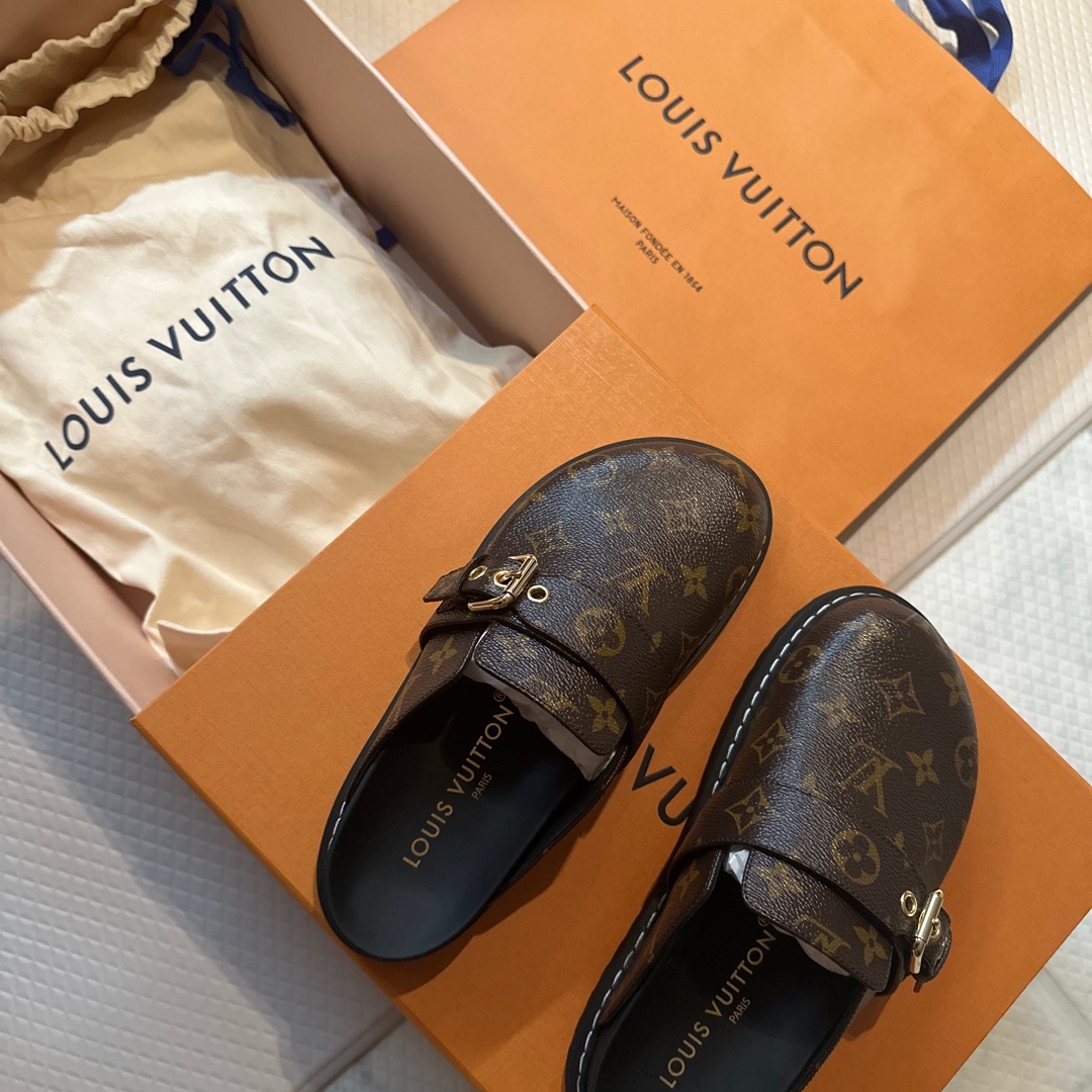 (W) Louis Vuitton Cosy Flat Comfort Clog Patent Monogram Cacao Brown 착용 스타일