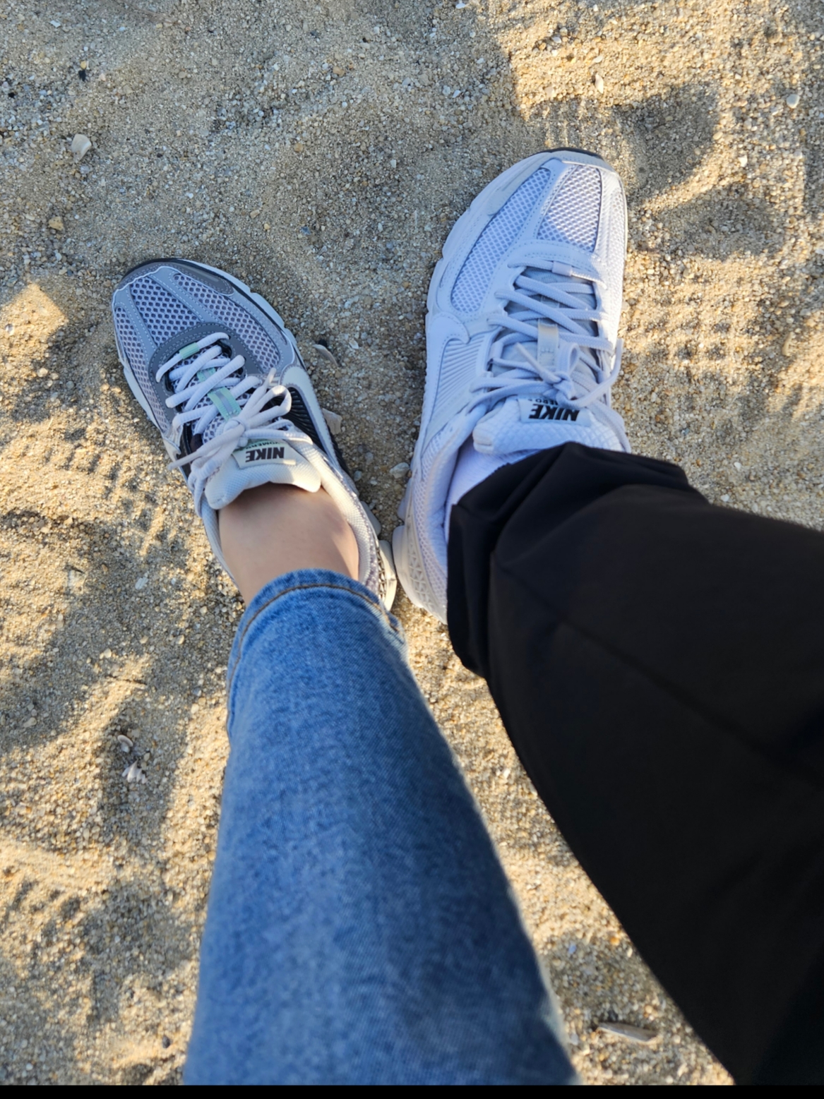 (W) Nike Zoom Vomero 5 Cobblestone and Flat Pewter, Nike Zoom Vomero 5 SP Vast Grey 2023 착용 스타일 - 2