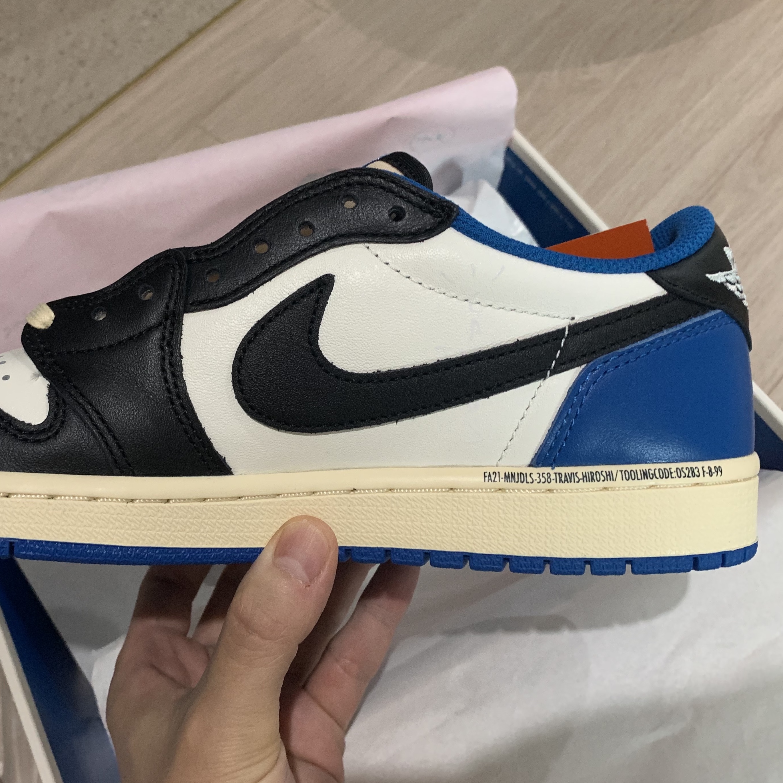 Jordan 1 x Travis Scott x Fragment Retro Low OG SP Military Blue 착용 스타일 - 1