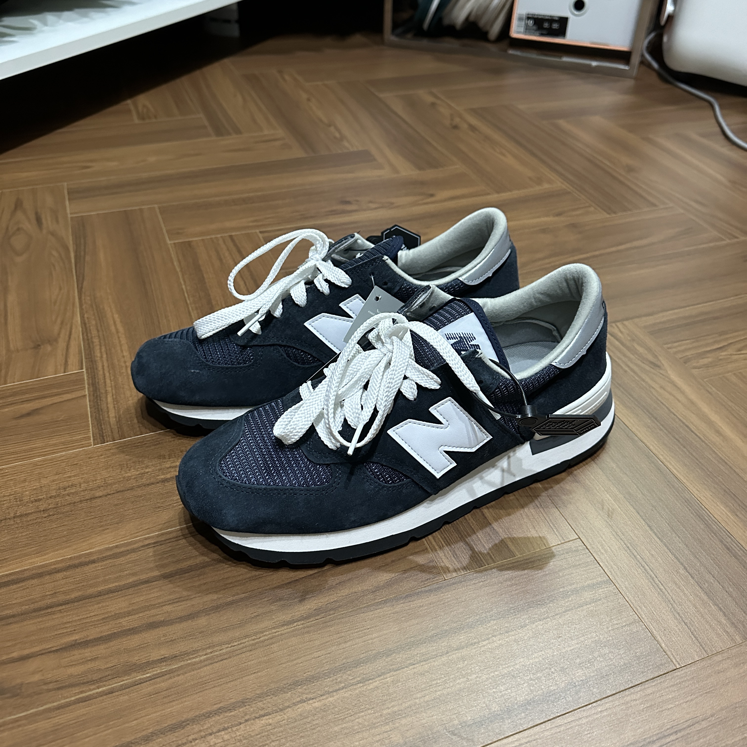 New Balance 990v1 Made in USA Navy 착용 스타일 - 2