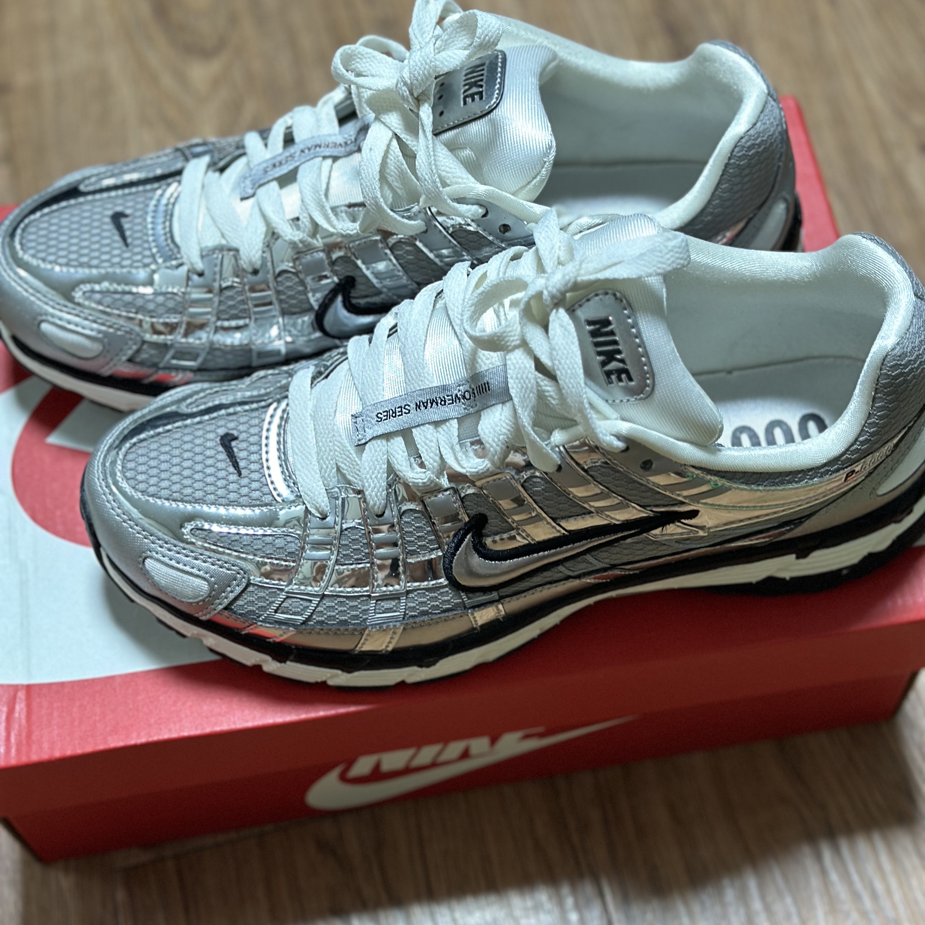 Nike P-6000 Metallic Silver 착용 스타일