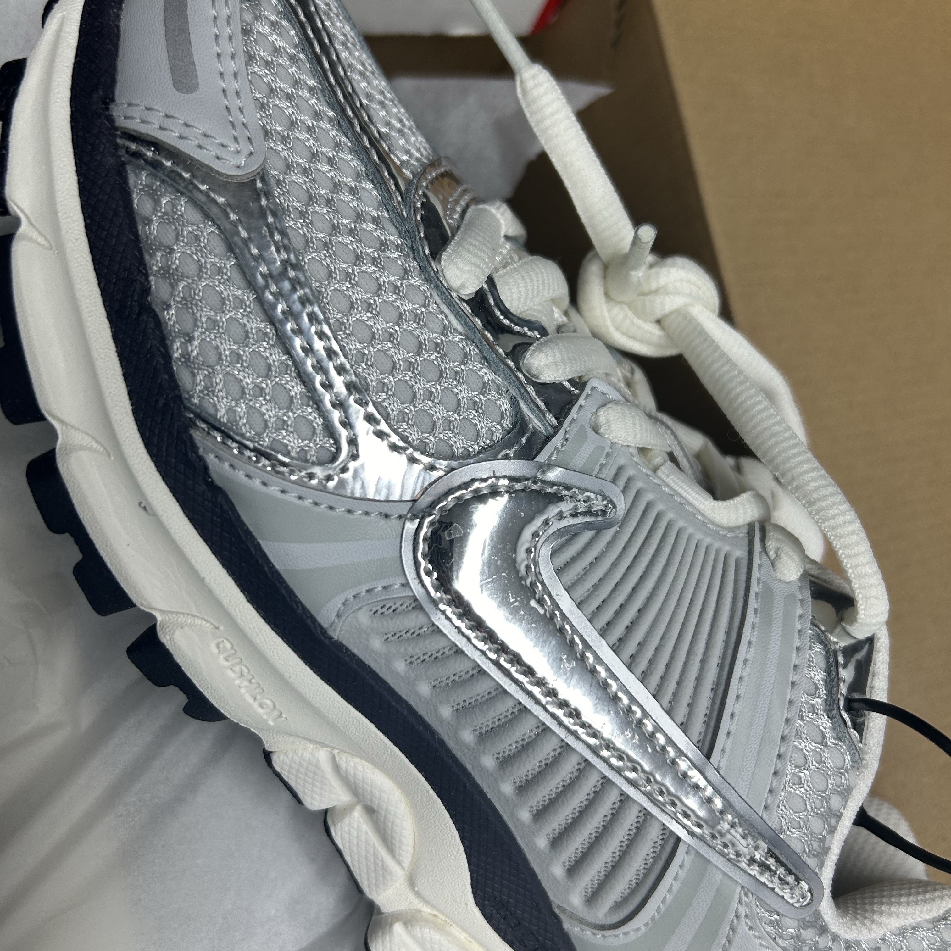 (W) Nike Zoom Vomero 5 Photon Dust and Metallic Silver 착용 스타일 - 1