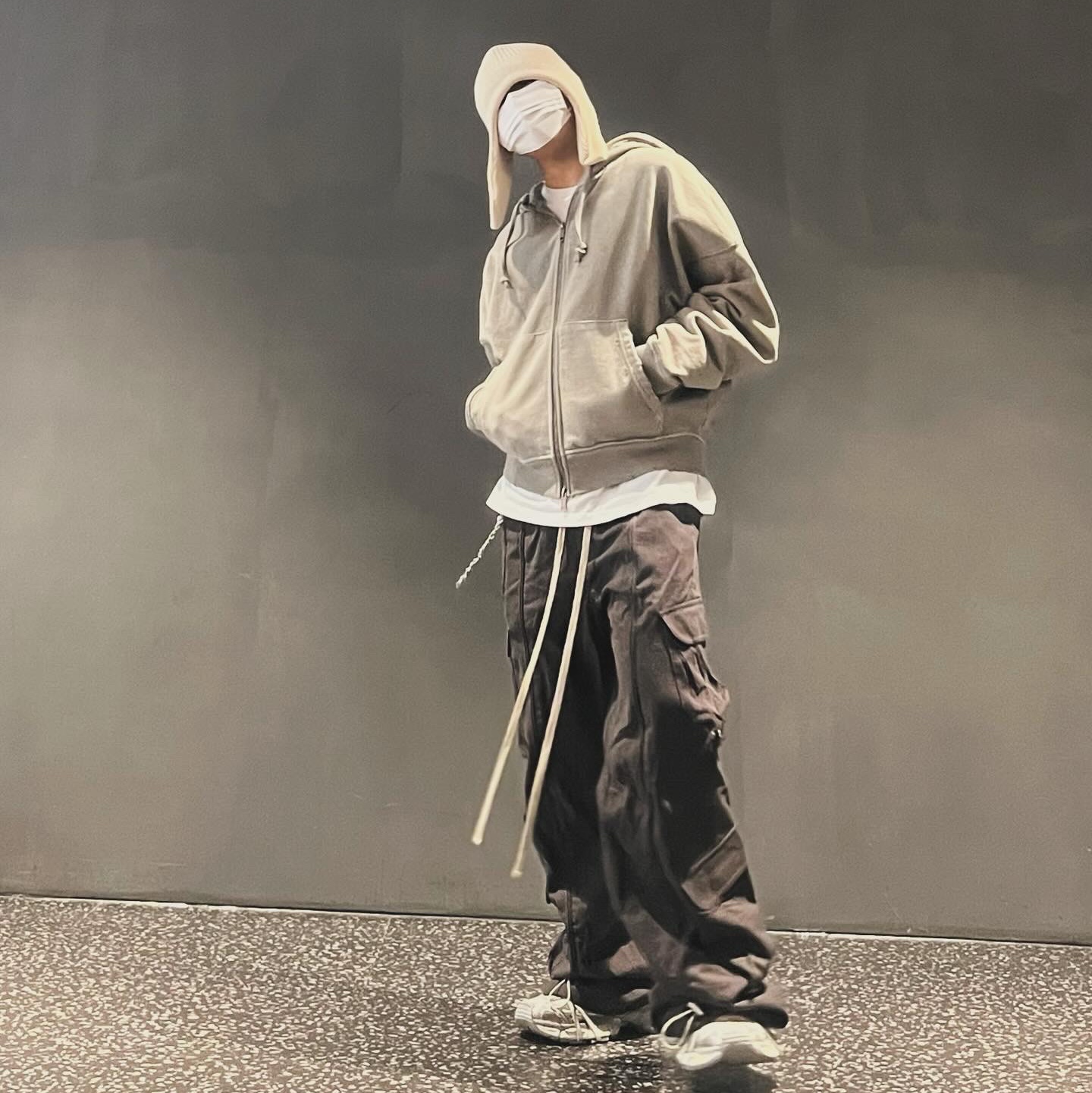 Balenciaga 3XL Sneakers Light Beige, [KREAM 단독] STU Ear Flap Beenie Cream 착용 스타일 - 1