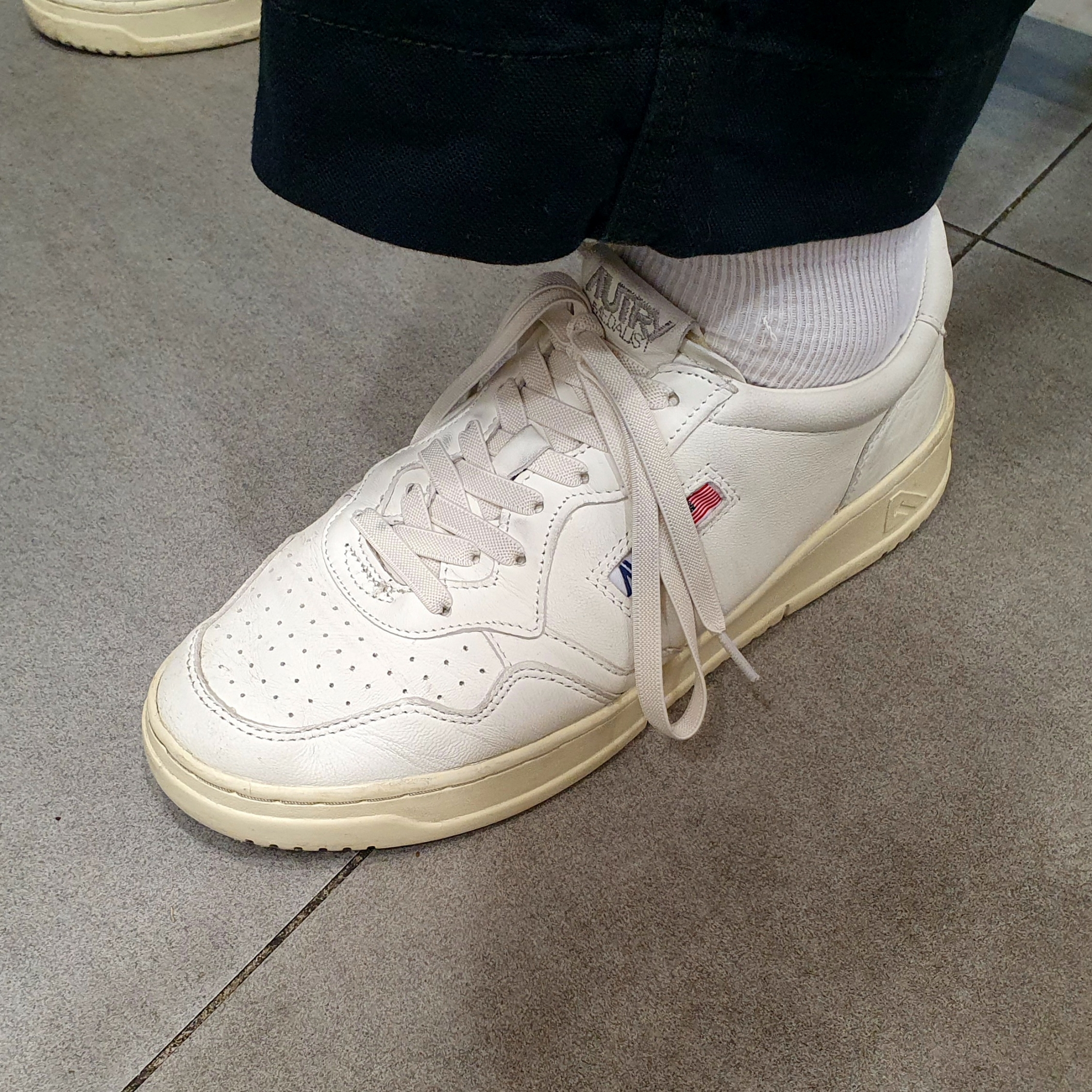Autry Medalist Low Goatskin Sneakers White 착용 스타일