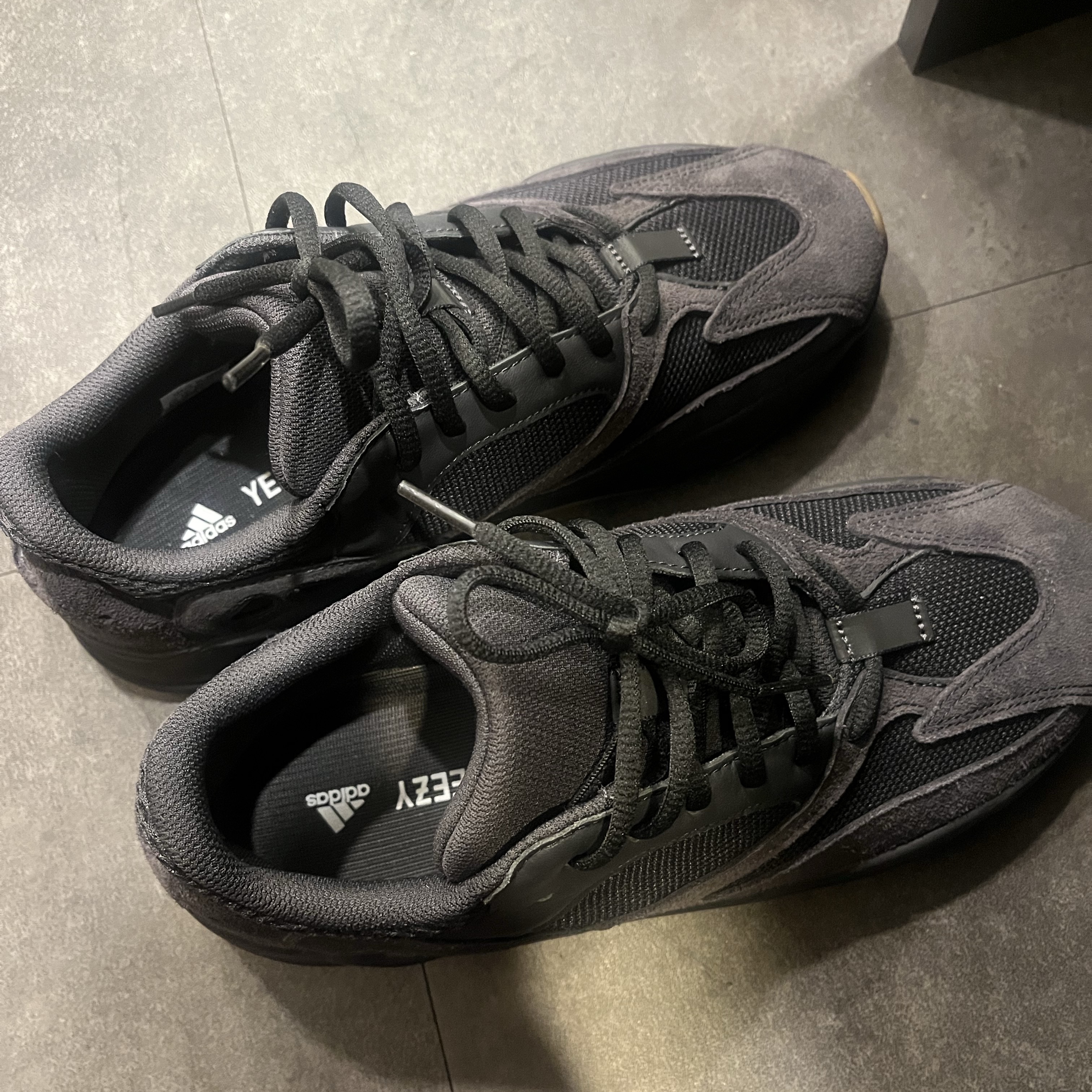 Adidas Yeezy Boost 700 Utility Black 2023 착용 스타일