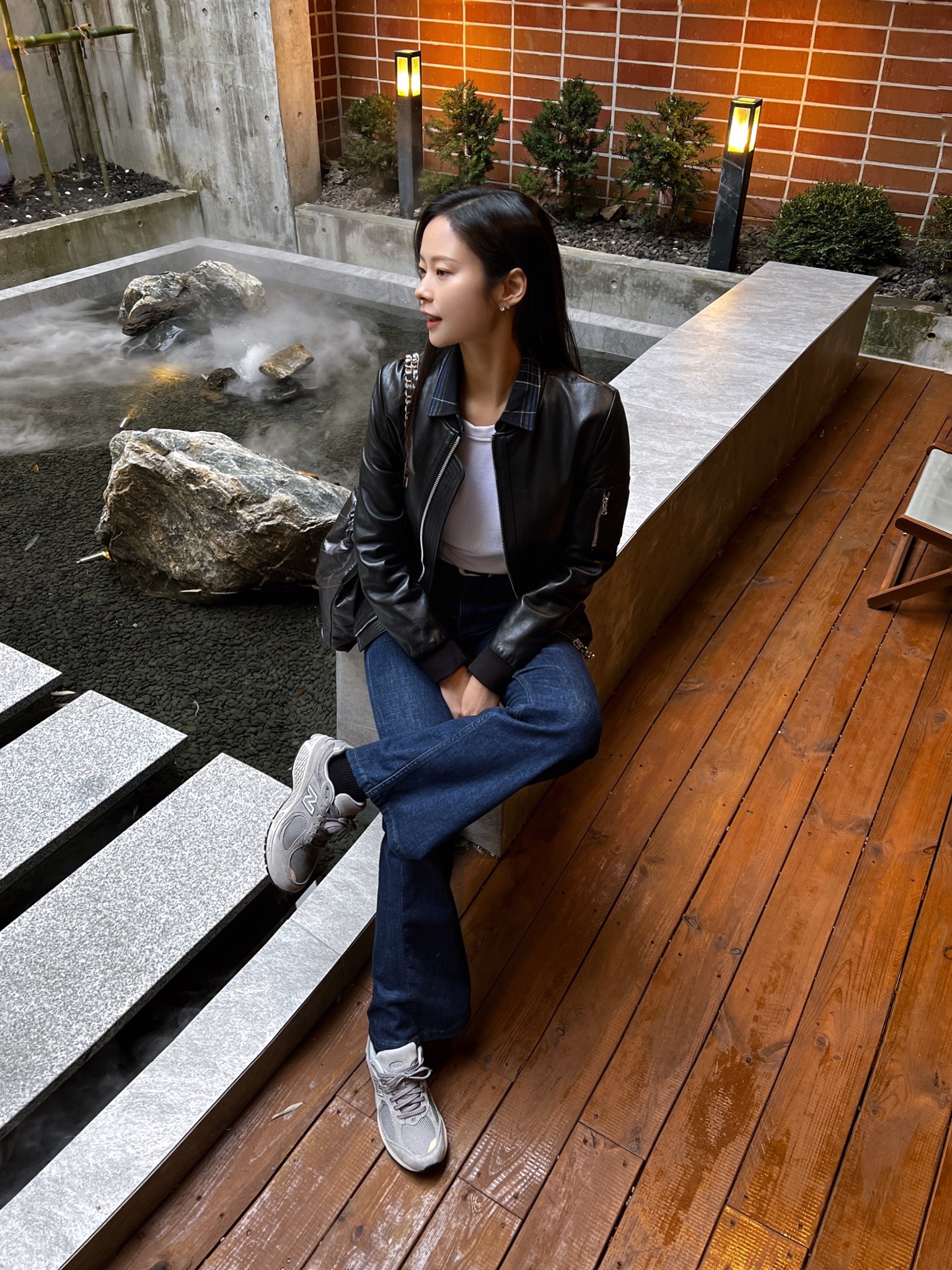 New Balance 2002R Grey, Chanel 22 Medium Handbag Shiny Calfskin & Gold Black 착용 스타일 - 3