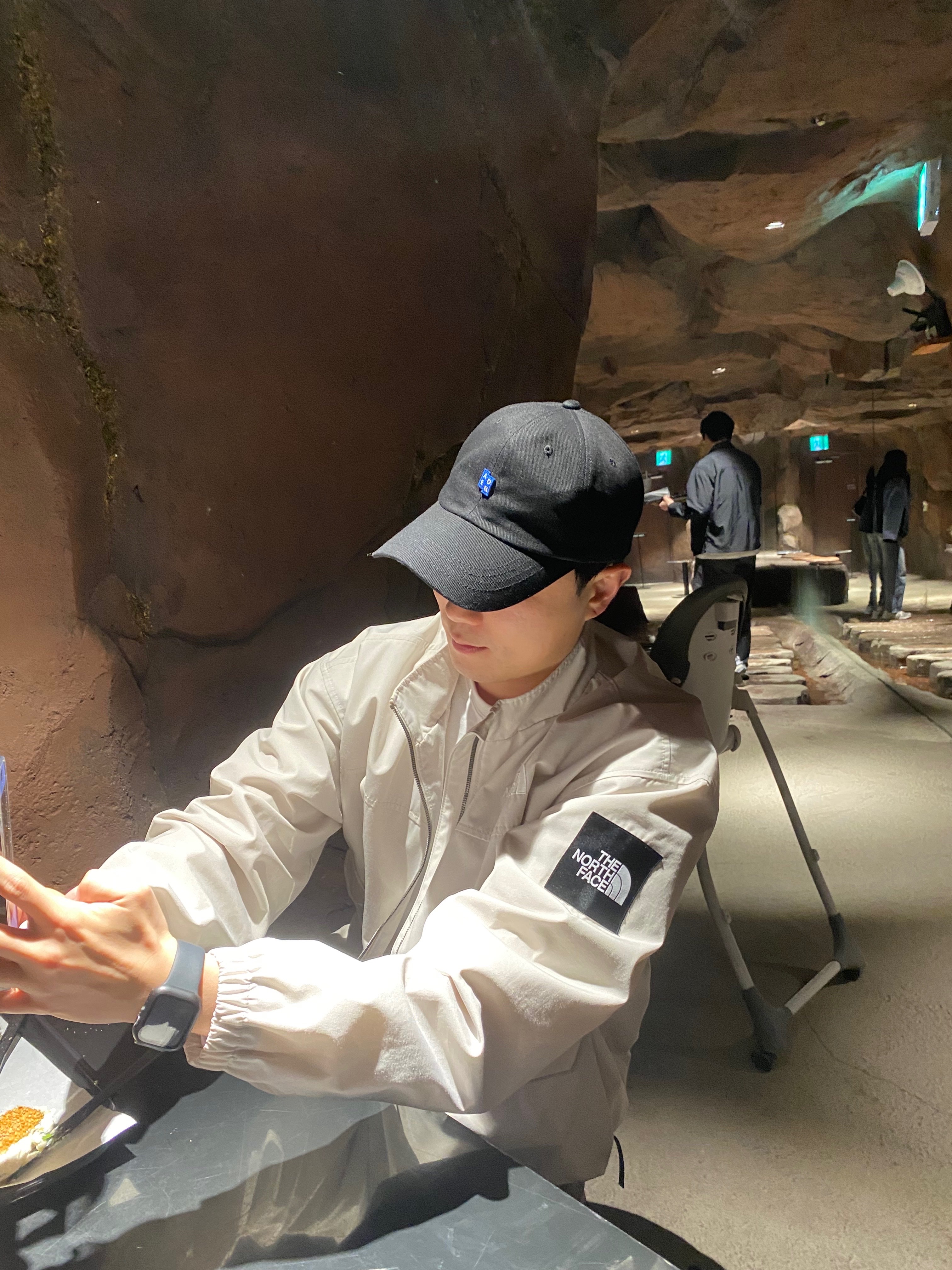 The North Face White Label Neilton Jacket White Sand, Ader Error Sig; TRS Tag Cap 01 Noir 착용 스타일 - 1