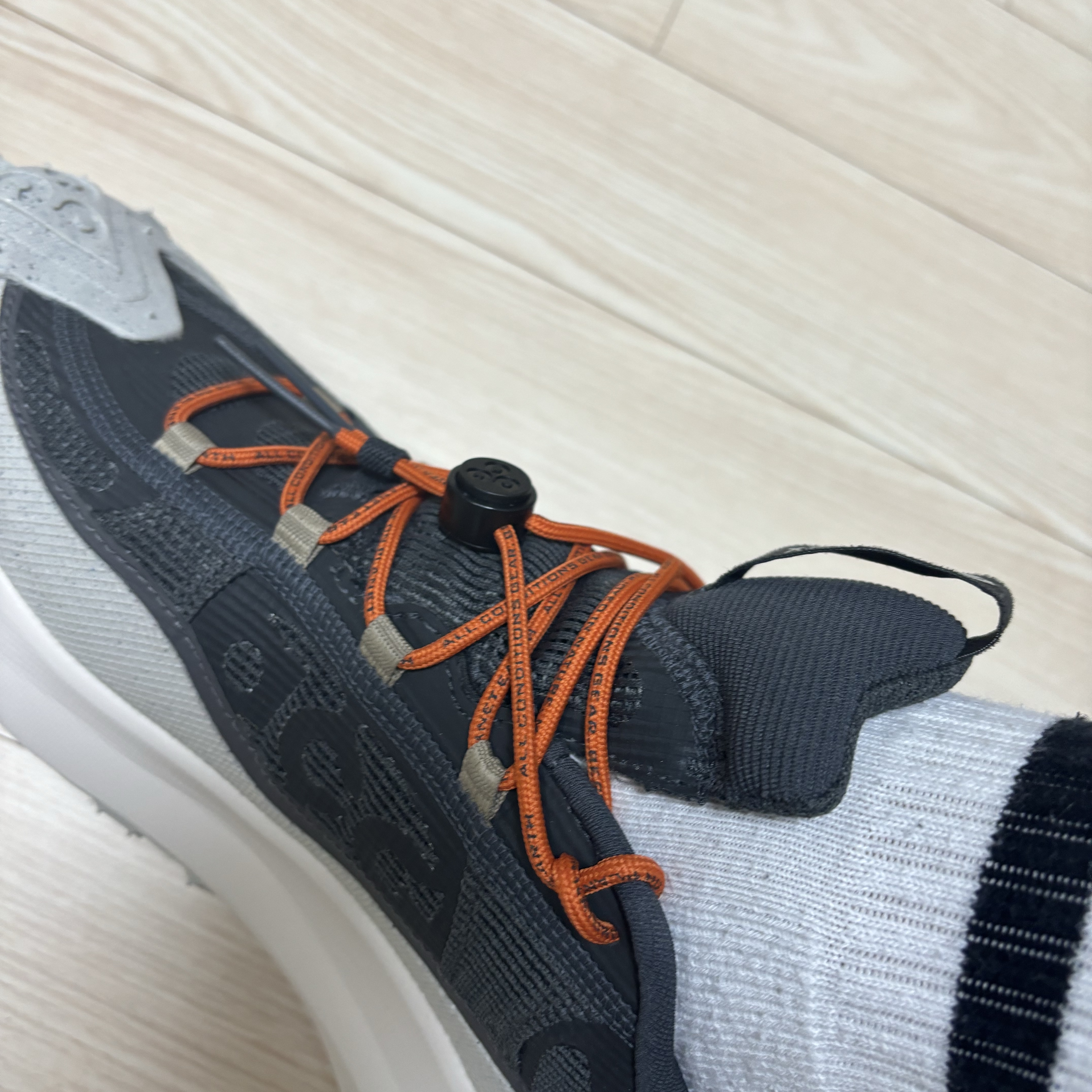 Nike ACG Mountain Fly Low Gore-Tex Dark Smoke Grey 착용 스타일 - 3