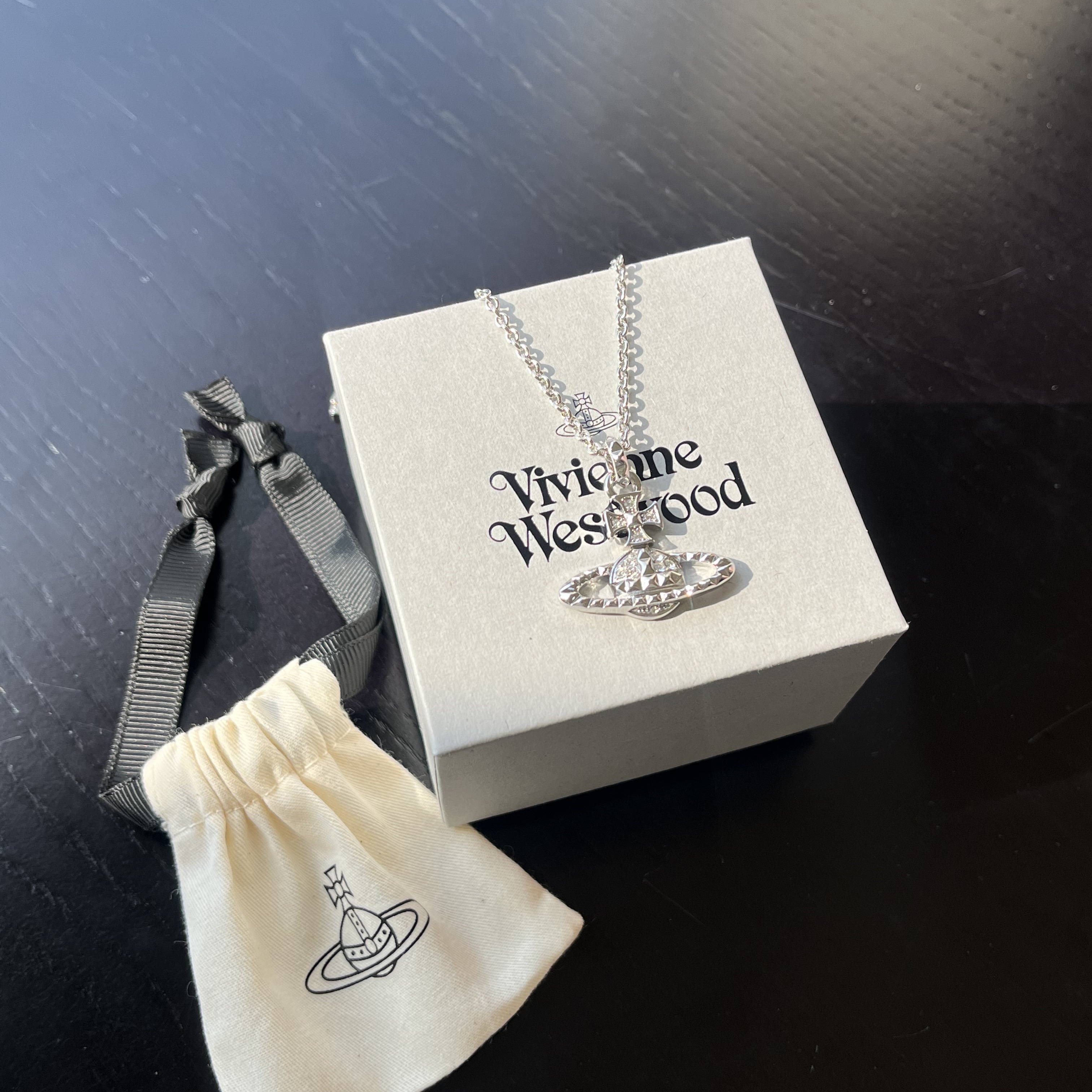 Vivienne Westwood Mayfair Bas Relief Pendant Silver 착용 스타일