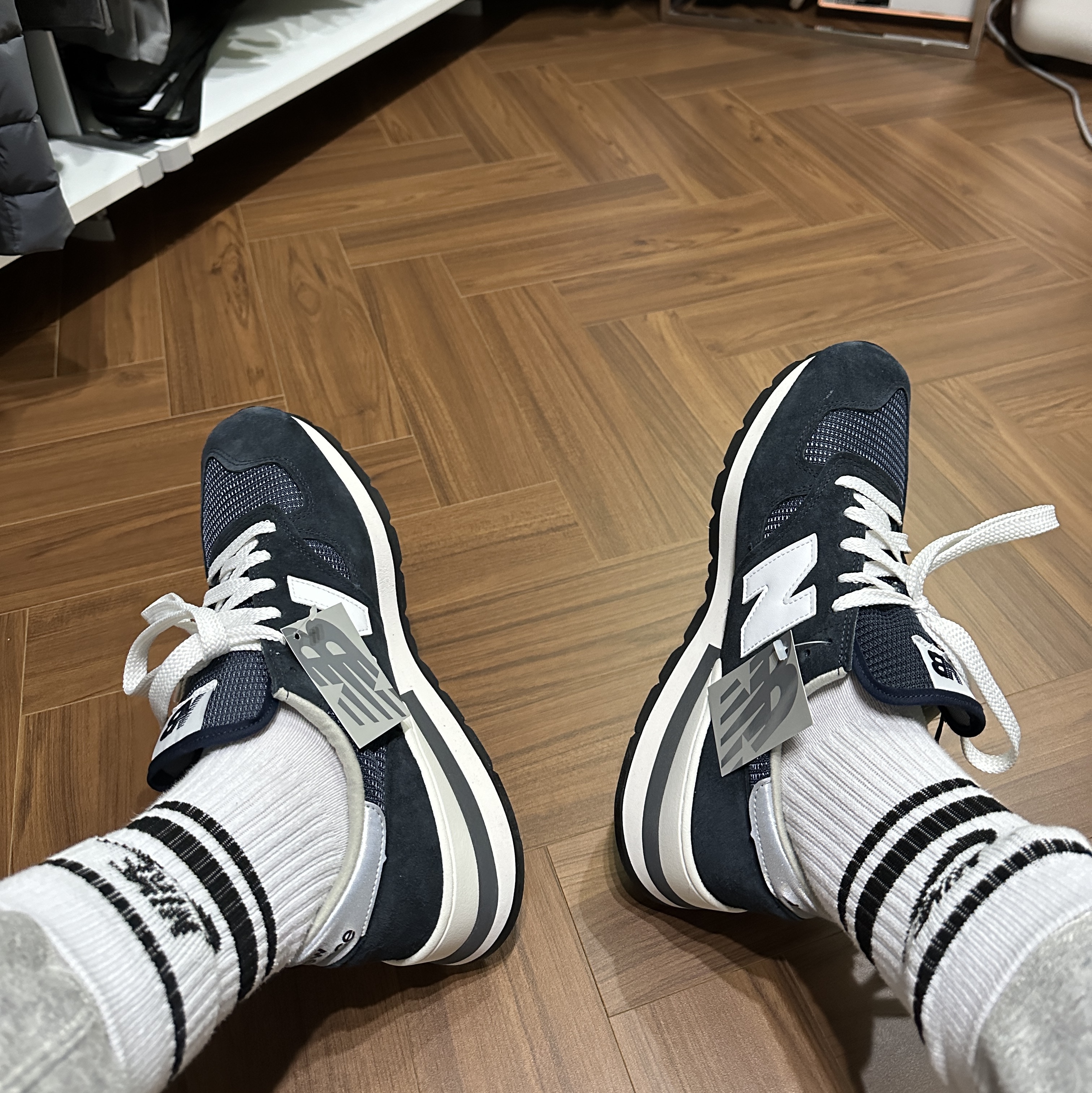 New Balance 990v1 Made in USA Navy 착용 스타일 - 3