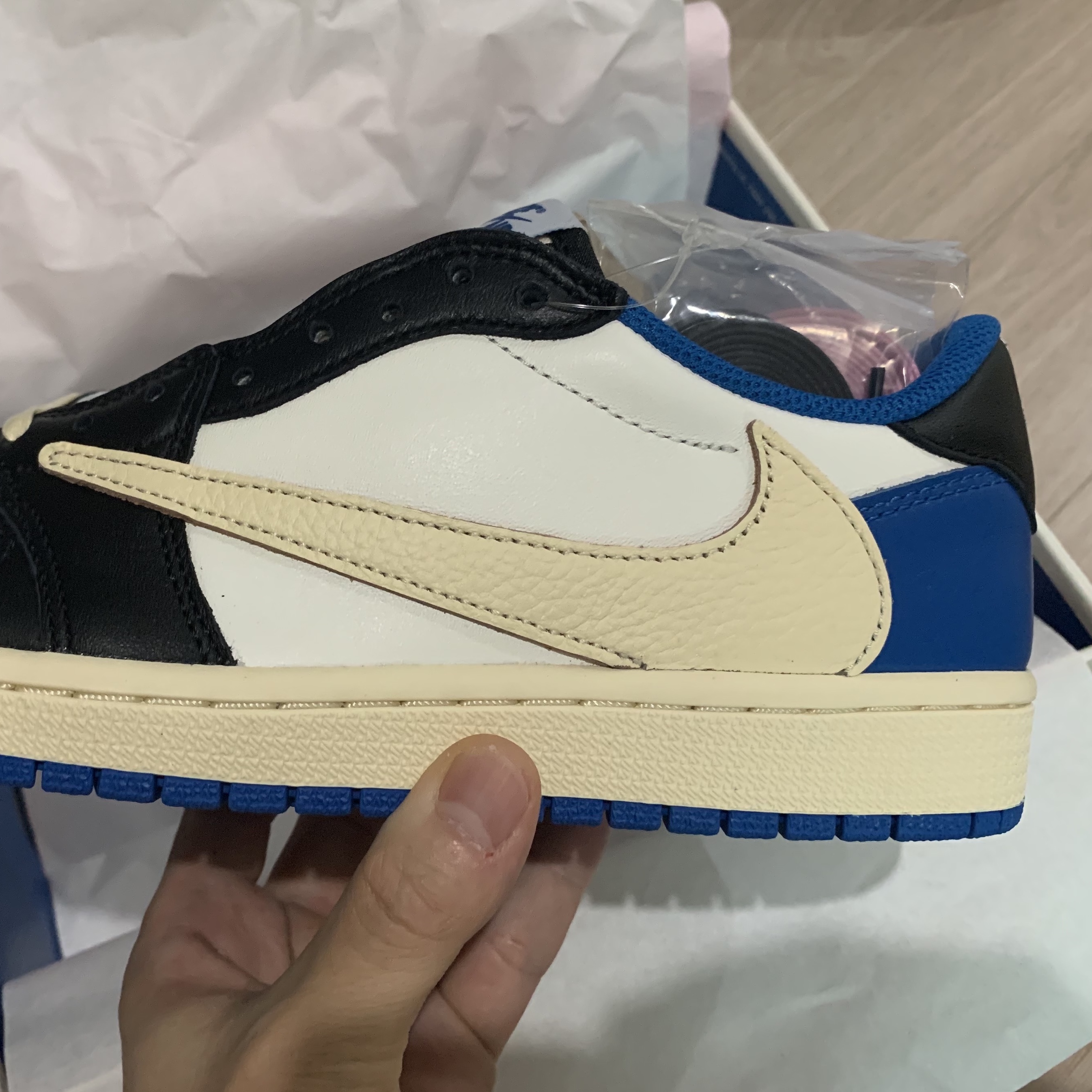 Jordan 1 x Travis Scott x Fragment Retro Low OG SP Military Blue 착용 스타일 - 2