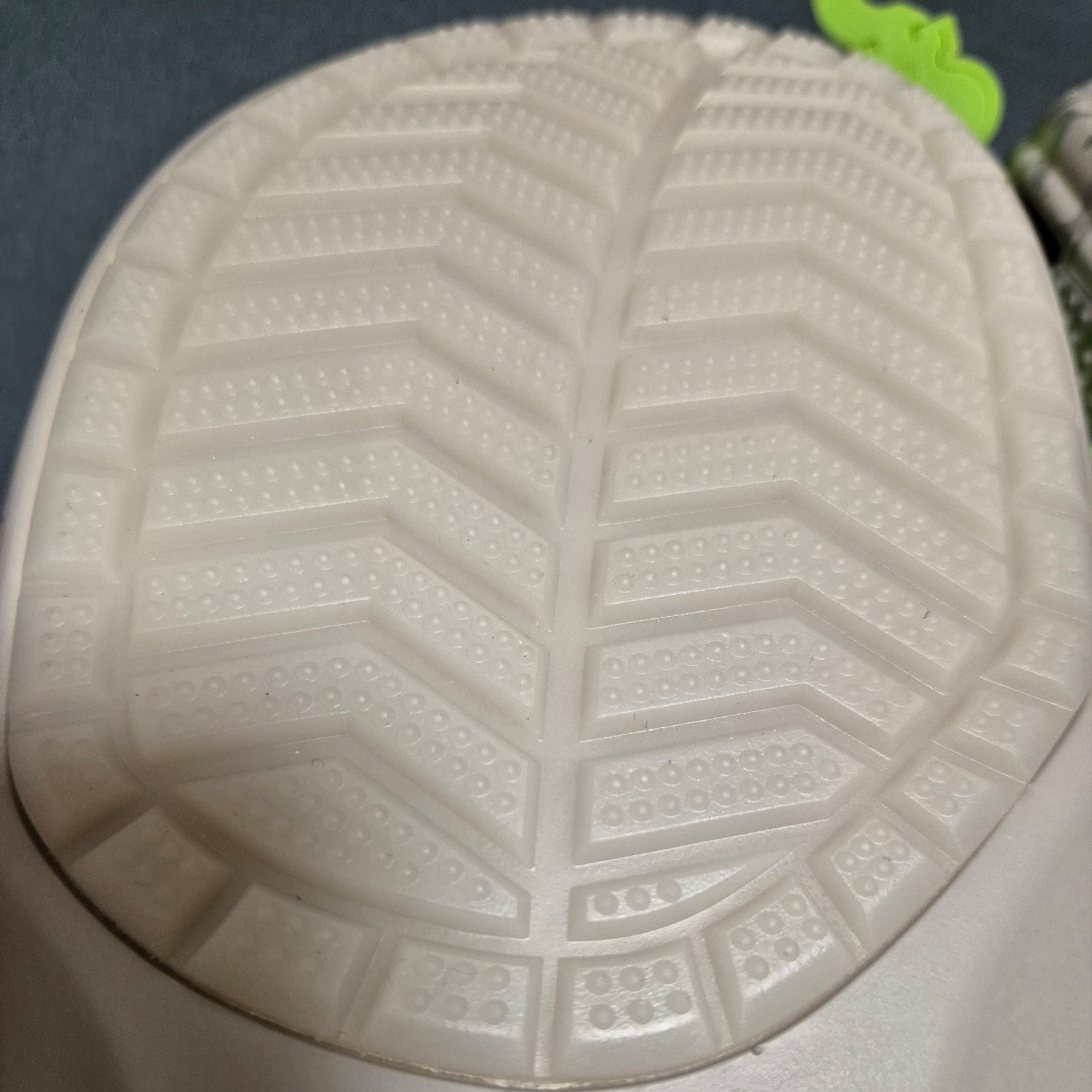 Crocs x Futura Laboratories Classic Clog Pearl White 착용 스타일 - 2