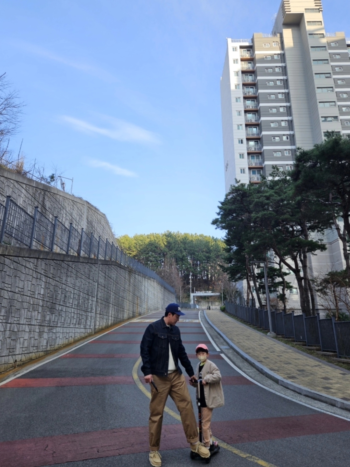 [KREAM 단독] Polo Ralph Lauren for KREAM Twill Cap Navy, Clarks Wallabee Gore-Tex Maple Suede 착용 스타일