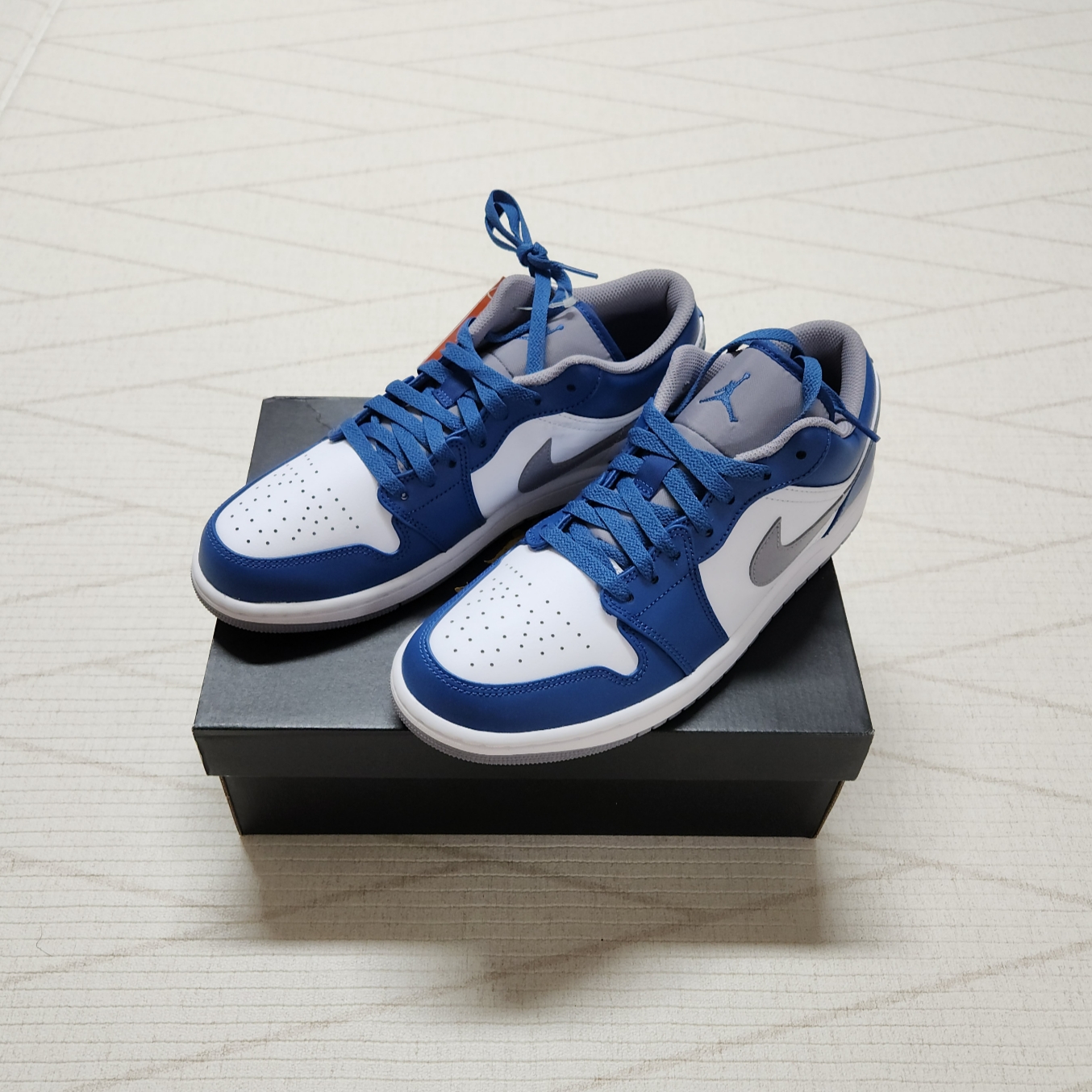 Jordan 1 Low True Blue Cement Grey 착용 스타일 - 1